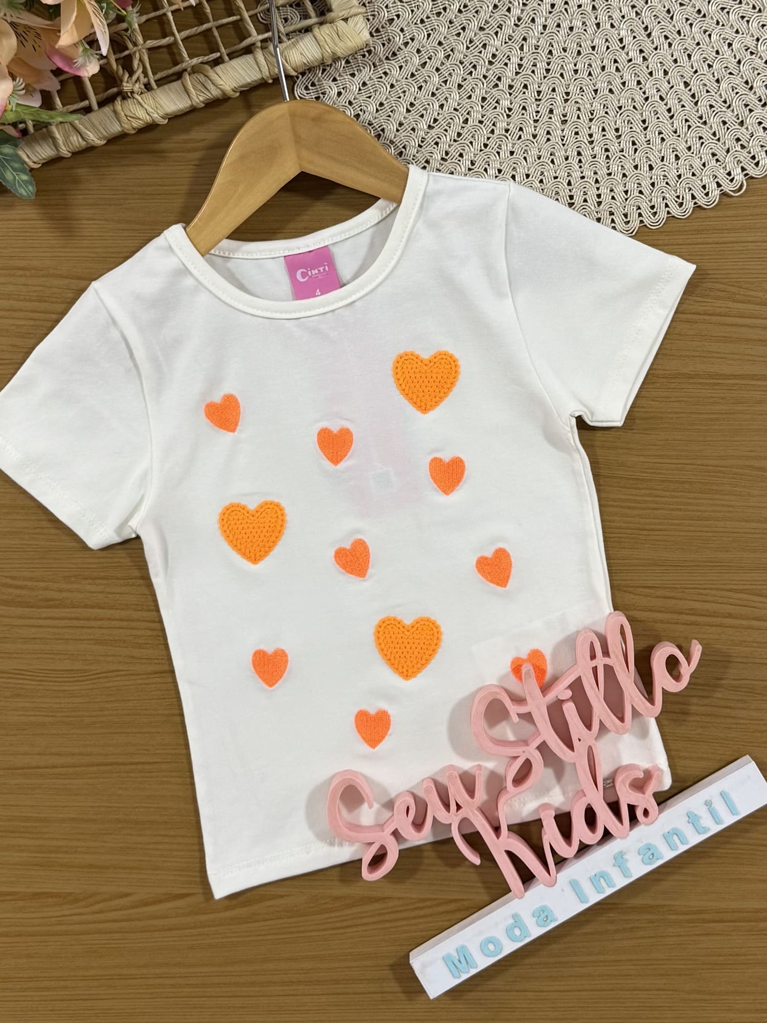 Blusa Infantil Cinti Verão Branca com Corações Laranja