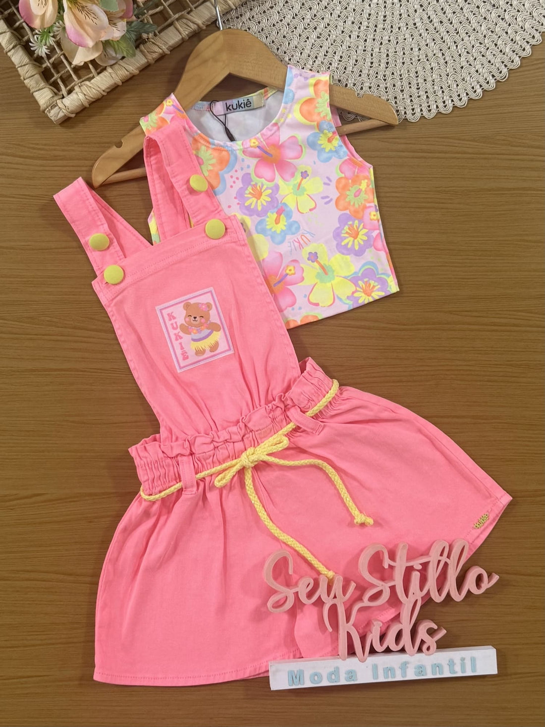 Jardineira Infantil Kukiê Verão Rosa Ursinha com Cropped Floral