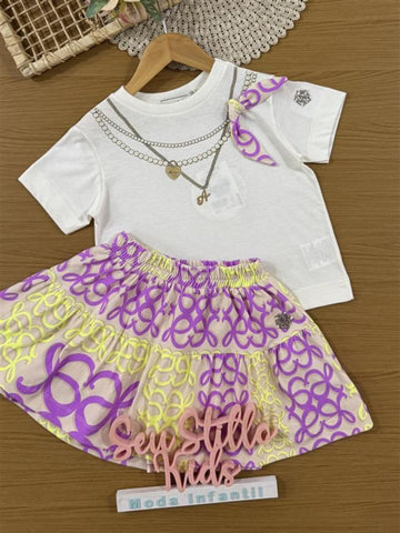Conjunto Infantil Animê Verão com Saia Bege e Blusa Branca Acessórios com Laço