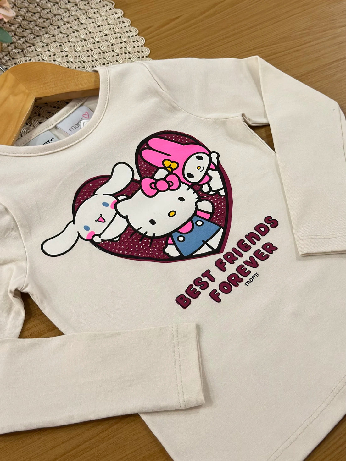 Conjunto Infantil Momi Inverno com Shorts Saia e Blusa Manga Longa Bege Hello Kitty Friends