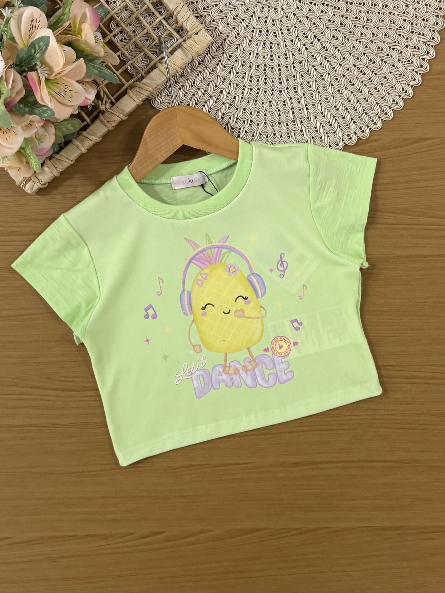 Conjunto Infantil Kukiê Verão com Shorts Off White e Blusa Verde Abacaxi Musical