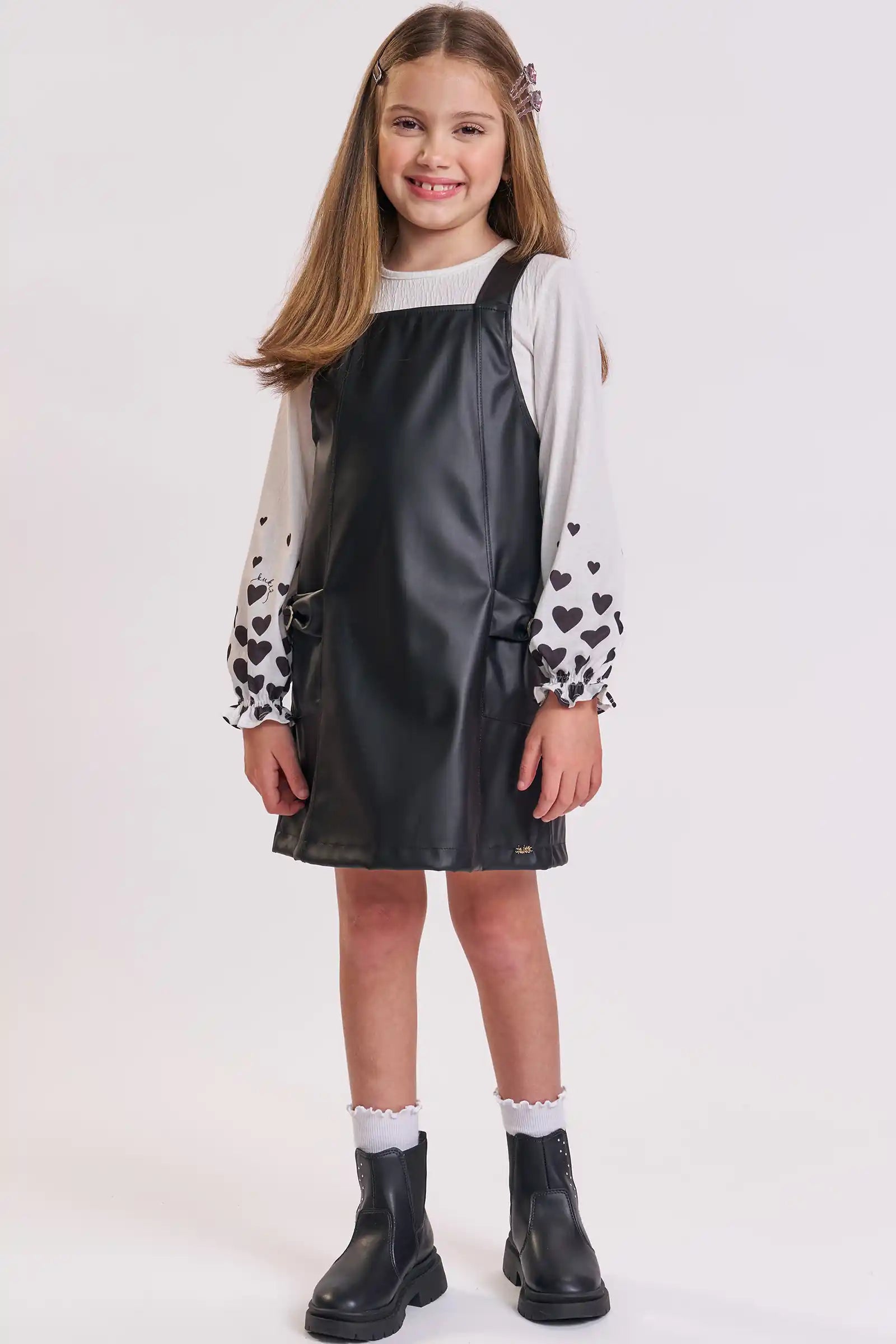 Salopete Infantil Kukiê Inverno Preta com Blusa Branca Corações