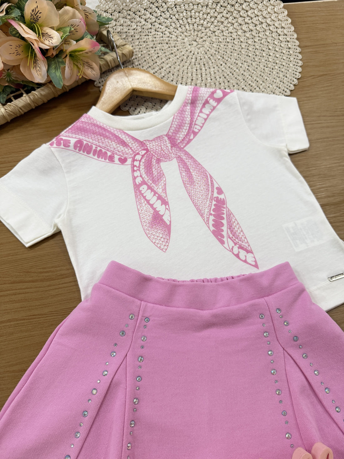 Conjunto Infantil Animê Verão com Shorts Saia Lilás e Blusa Branca Bandana