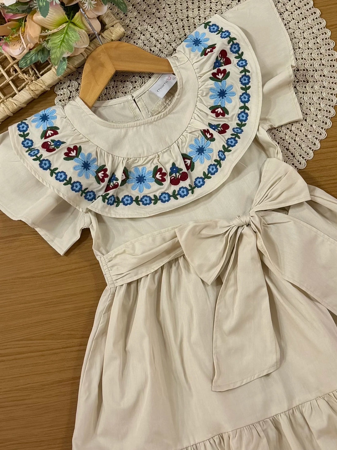 Vestido Infantil Momi Inverno Bege com Bordado Flores