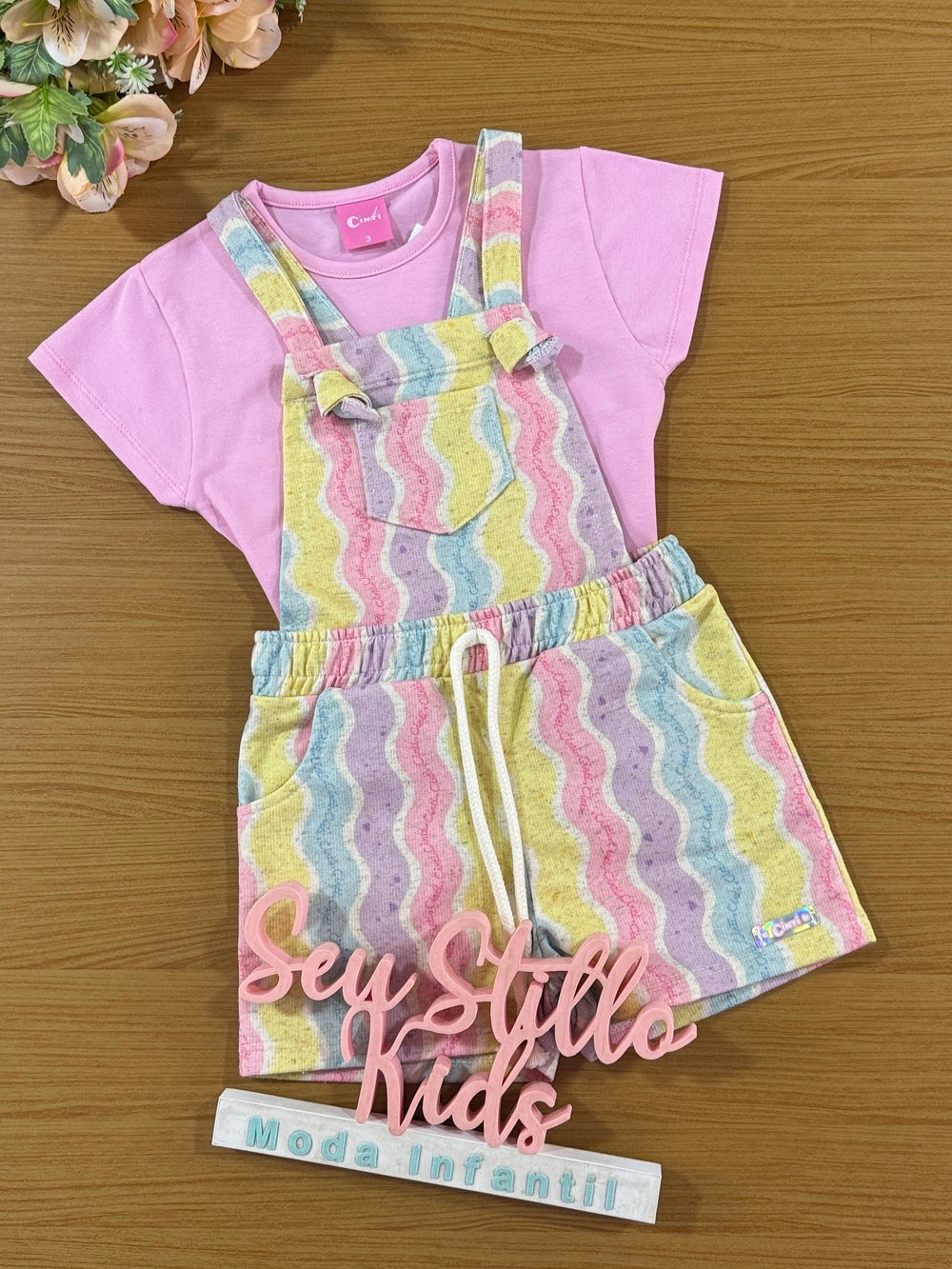 Jardineira Infantil Cinti Verão Colorida e Blusa Rosa