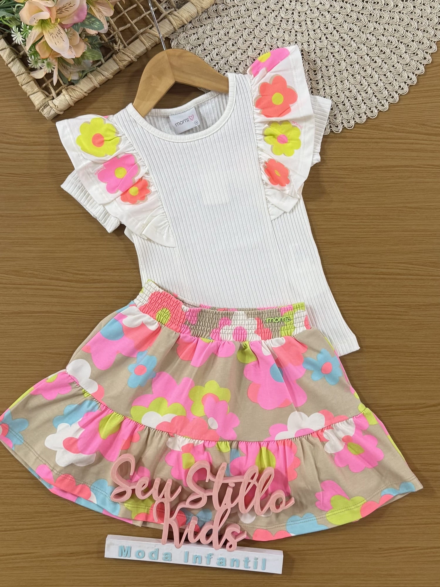 Conjunto Infantil Momi Verão com Saia Bege e Blusa Branca Florzinha
