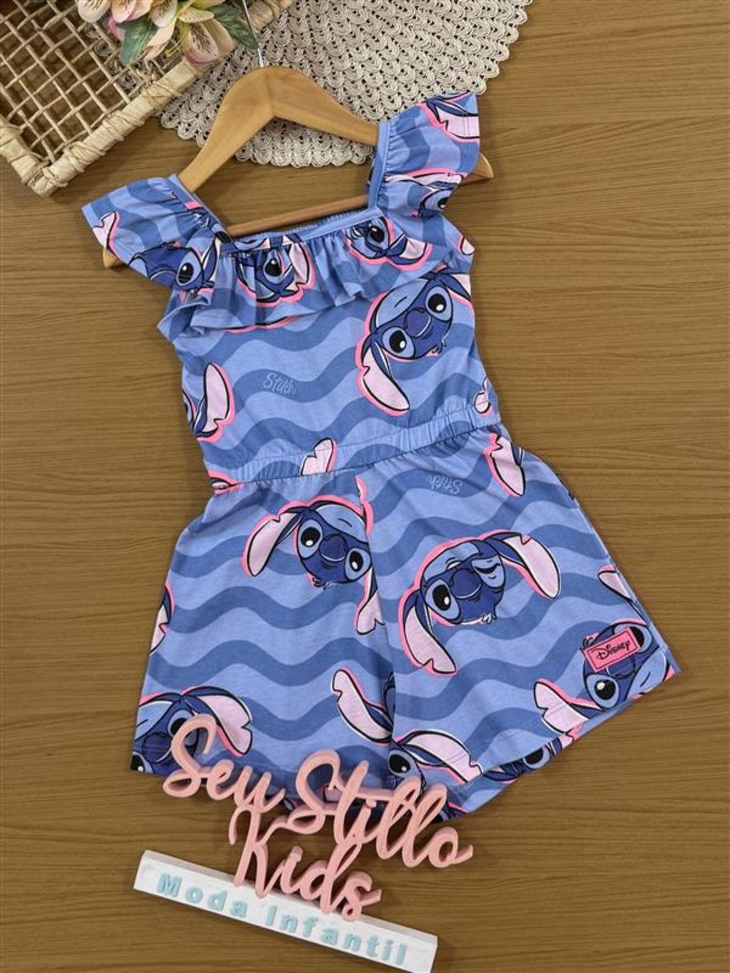 Macacão Curto Infantil Momi Verão Azul Ondas Stitch Disney