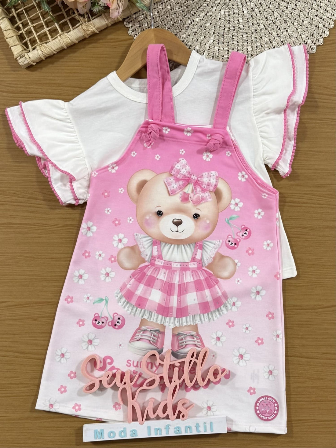 Salopete Infantil Cinti Verão Rosa com Blusa Branca Ursinha Floral