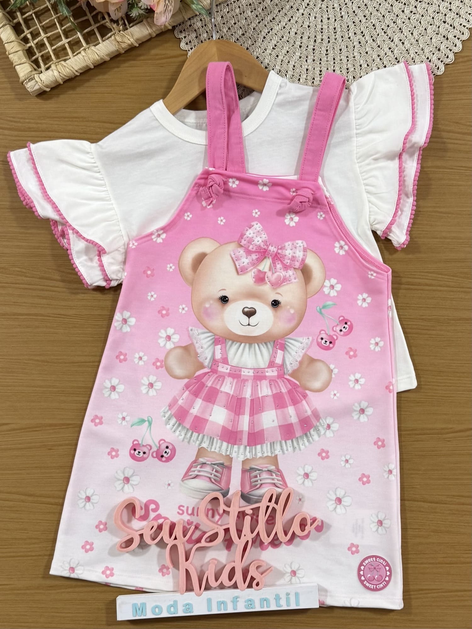 Salopete Infantil Cinti Verão Rosa com Blusa Branca Ursinha Floral
