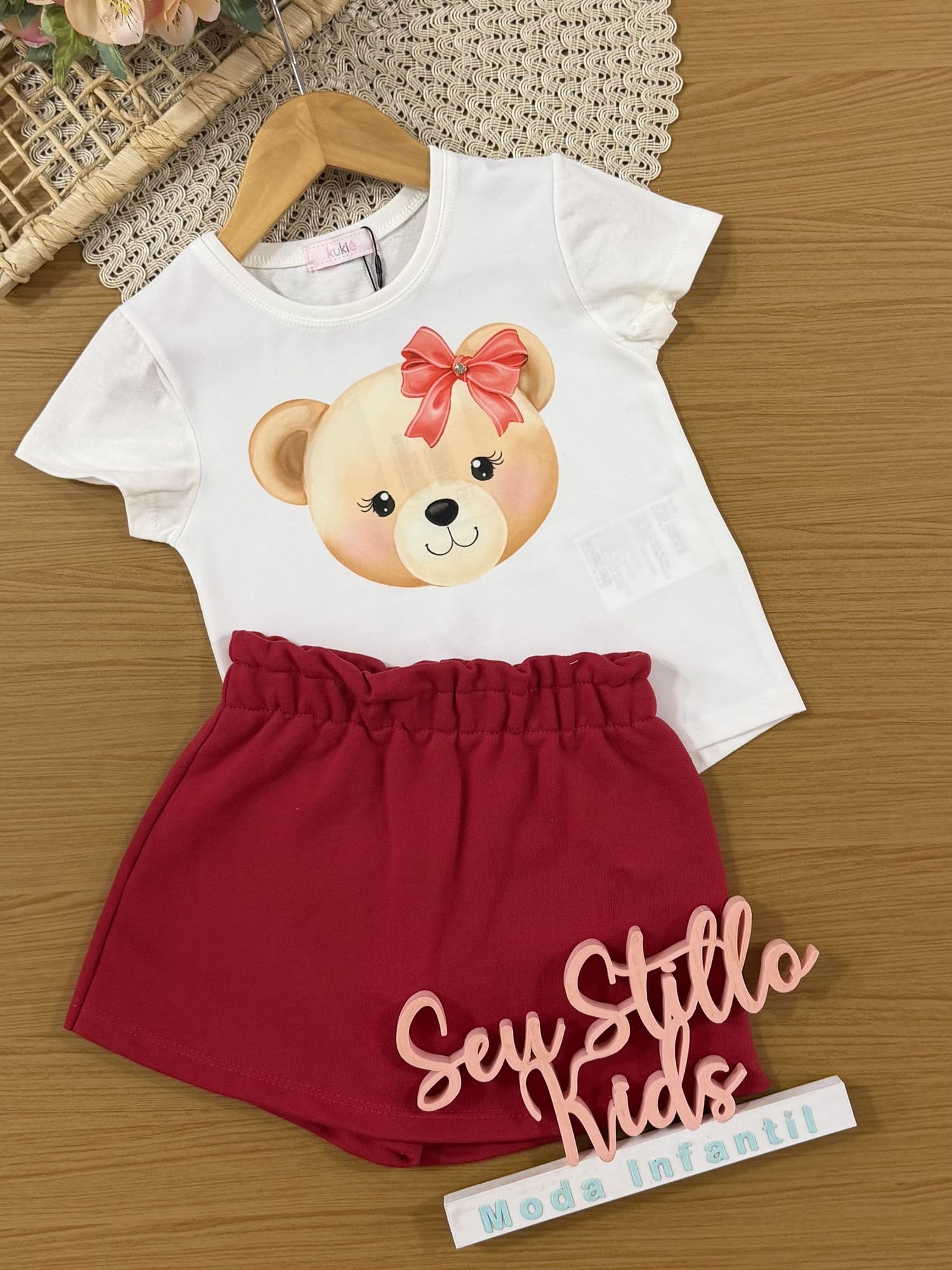 Conjunto Infantil Kukiê com Shorts Vermelho e Blusa Ursinha Lacinho