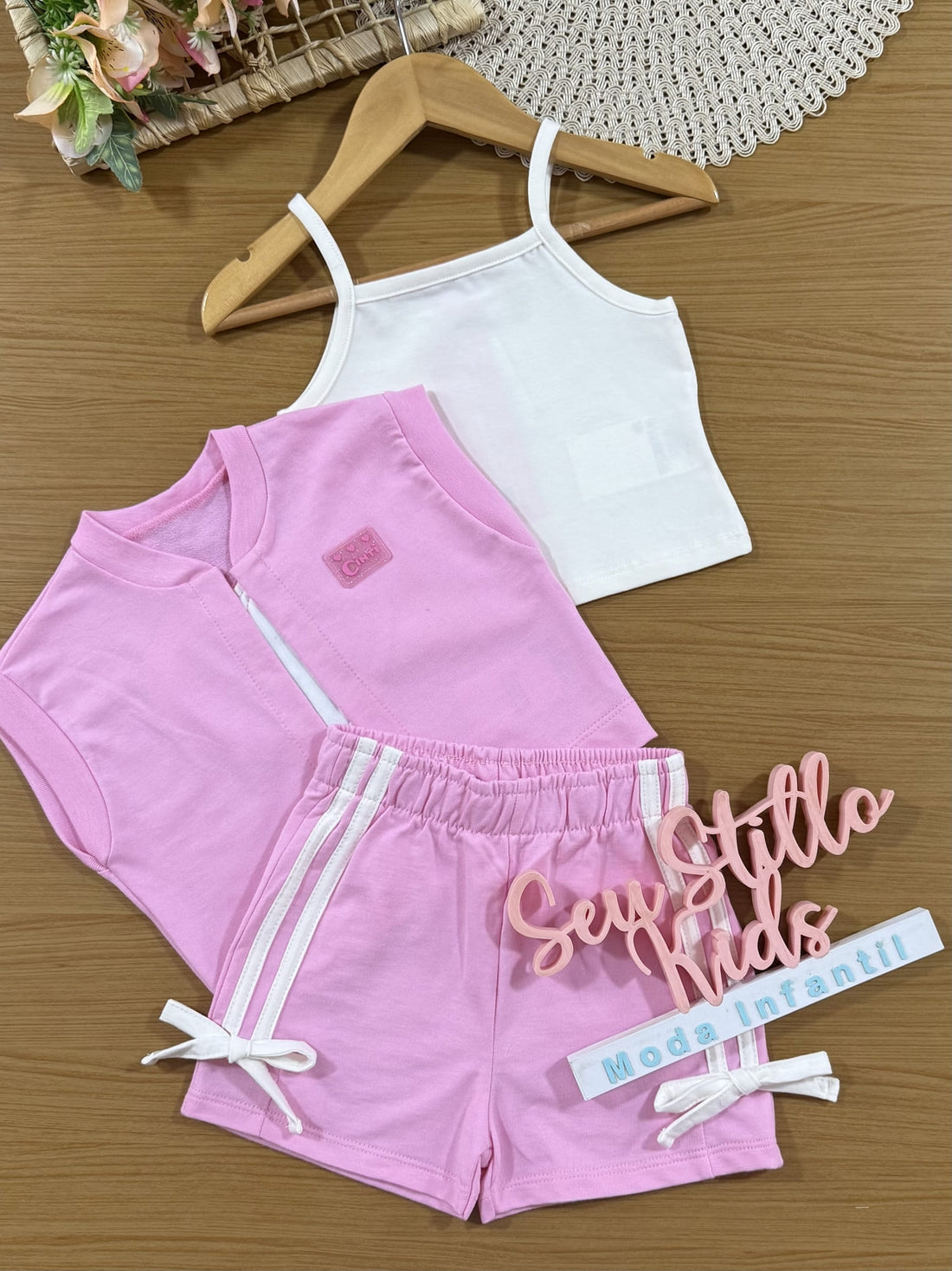Conjunto Infantil Cinti Verão com Shorts e Colete Rosa Cachorrinha e Cropped Branco