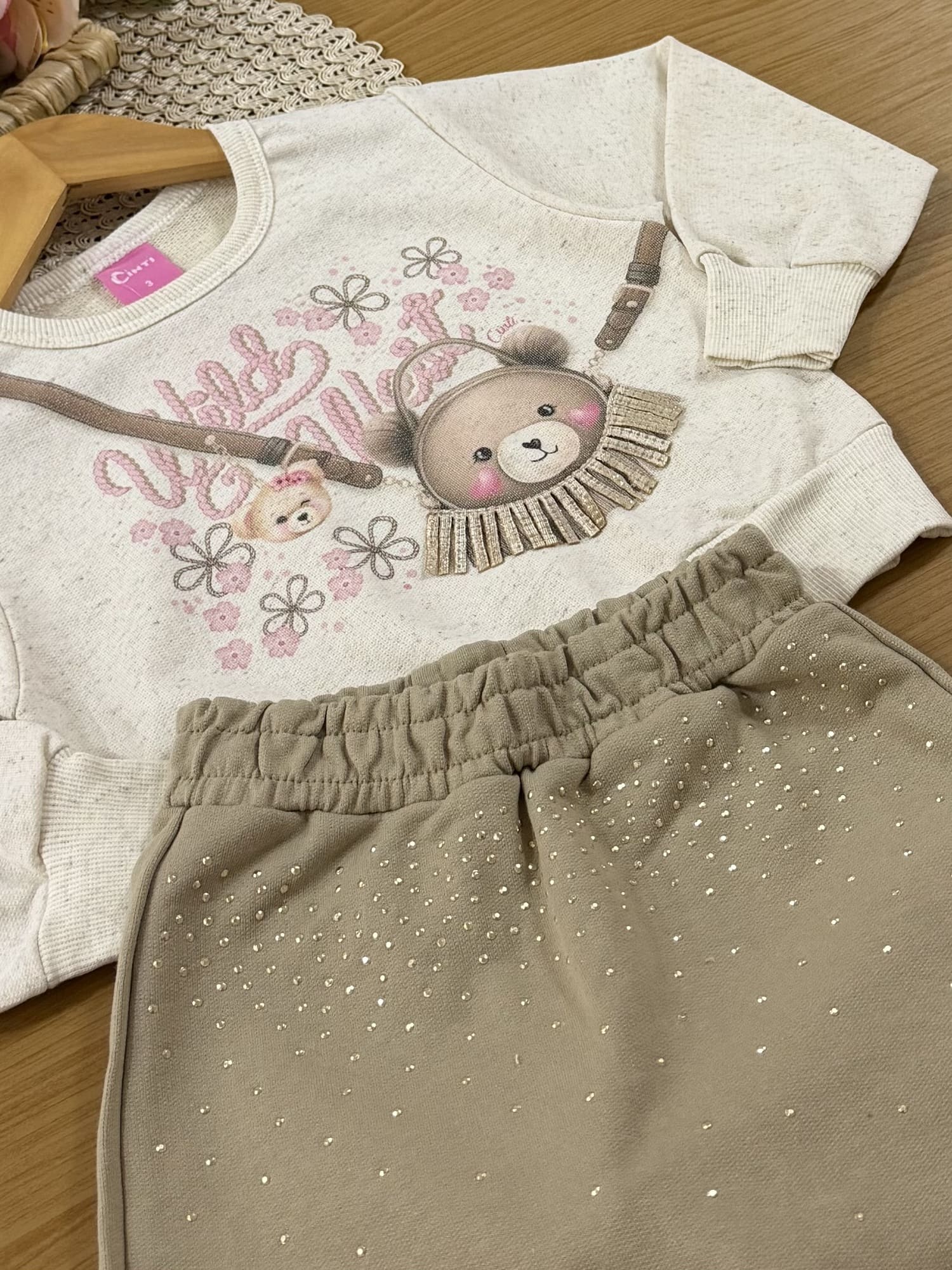Conjunto Infantil Cinti Inverno com Shorts-Saia Bege e Blusa Manga Longa Ursinha 3d