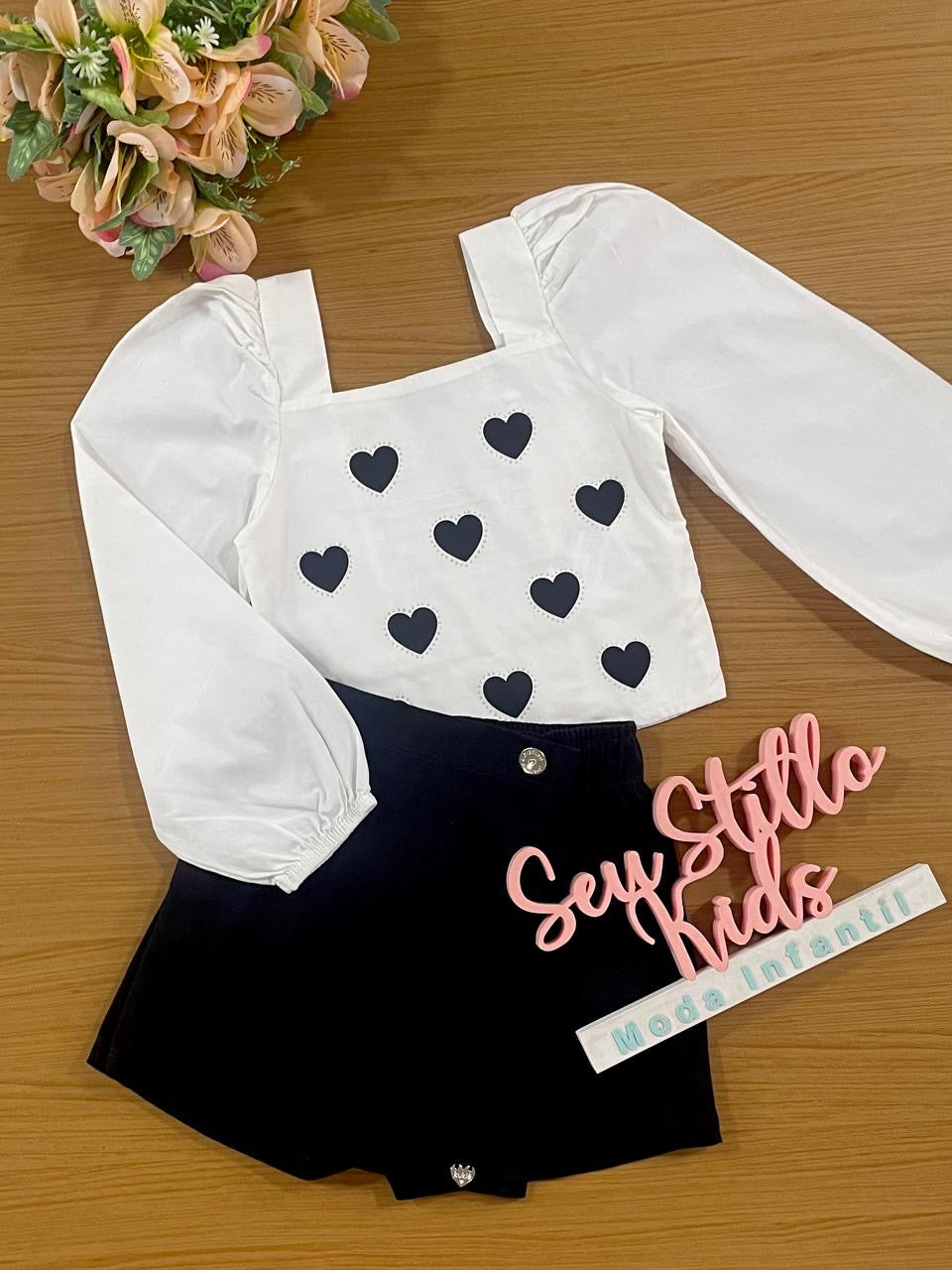 Conjunto Infantil Kukie Alecrim Inverno Shorts Saia Preto e Cropped Manga Longa Corações