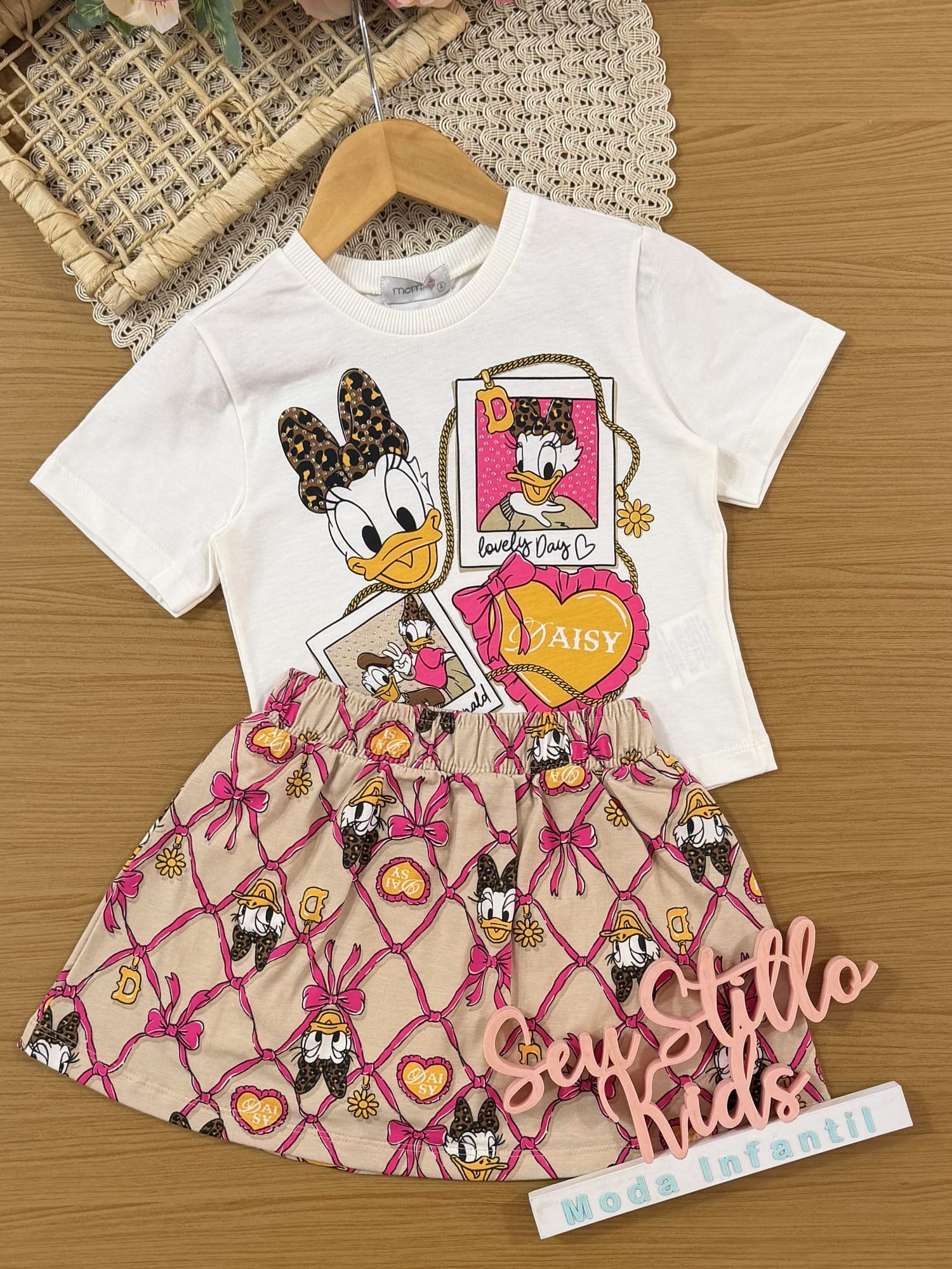 Conjunto Infantil Momi Inverno com Saia Bege e Blusa Branca Daisy Fotos Disney