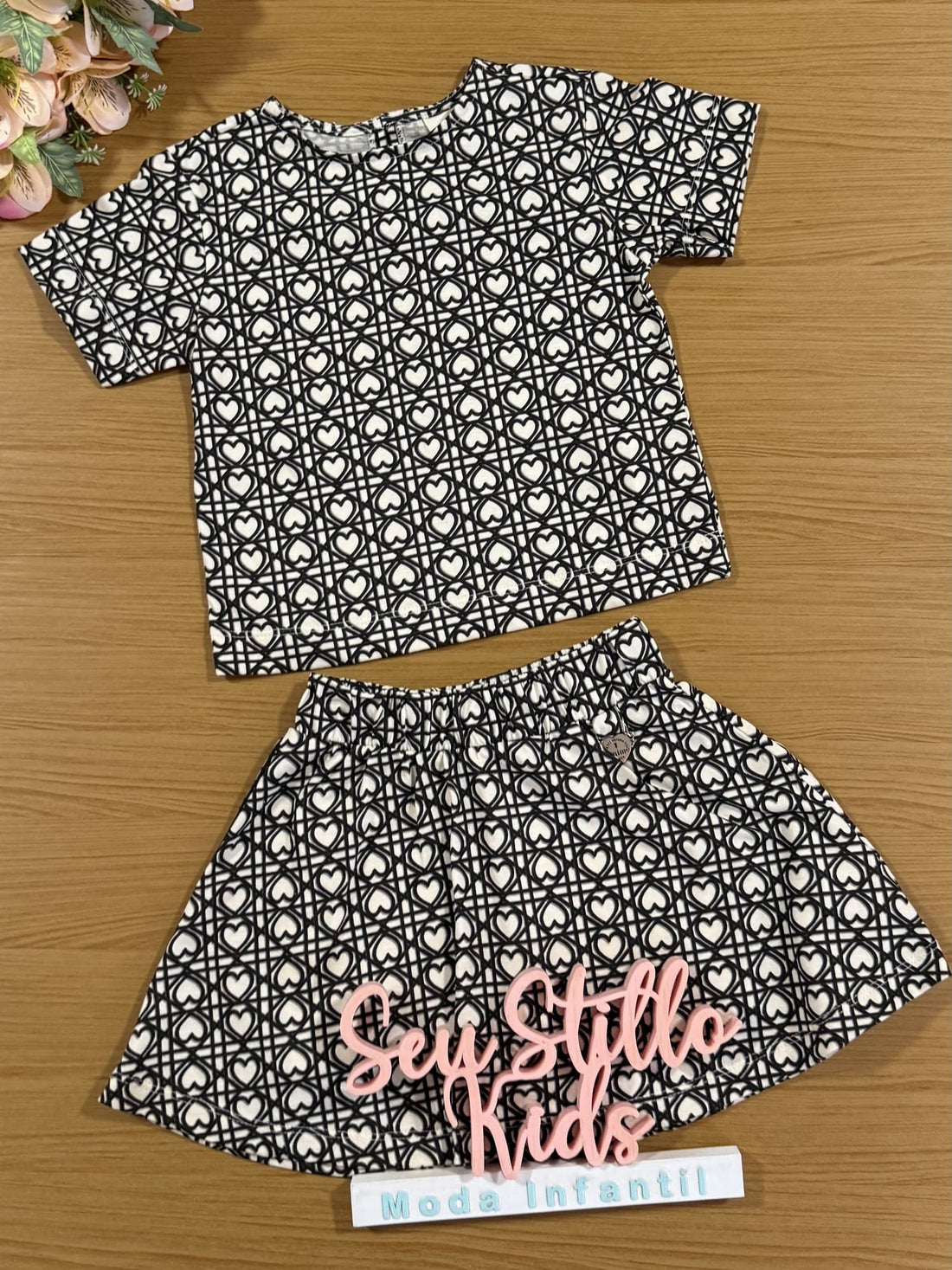 Conjunto Infantil Animê Inverno Saia com Shorts Embutido e Blusa Manga Curta Corações