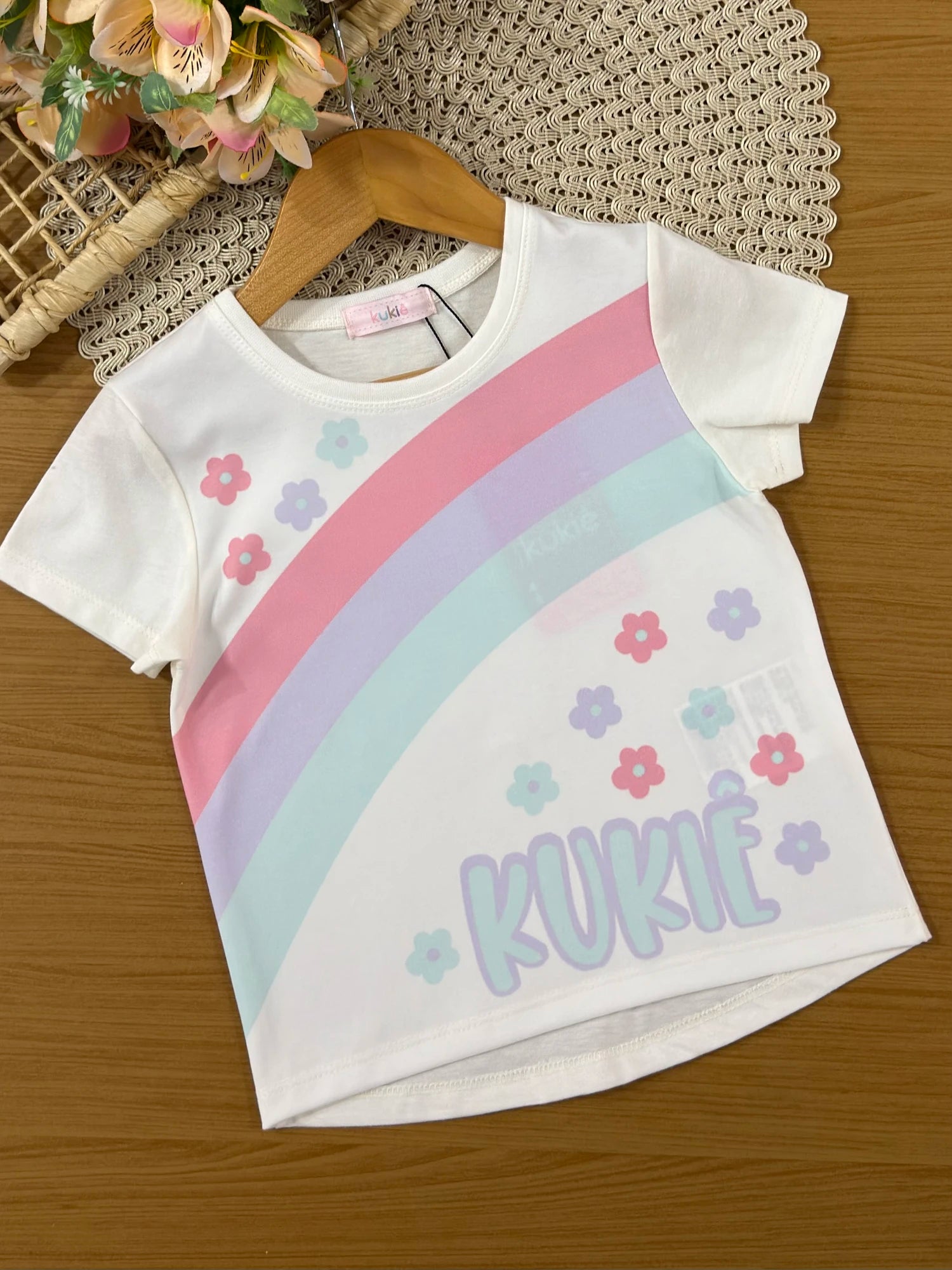 Conjunto Infantil Kukiê com Shorts Verde e Blusa Florzinha Arco-íris