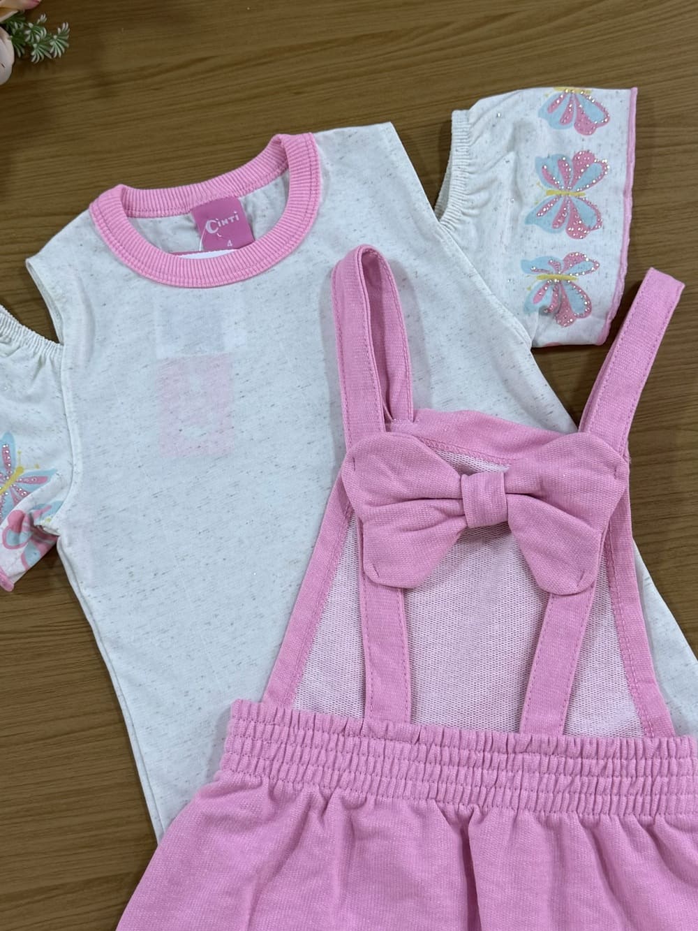 Salopete Infantil Cinti Verão Rosa Com Blusa Off White Borboletas