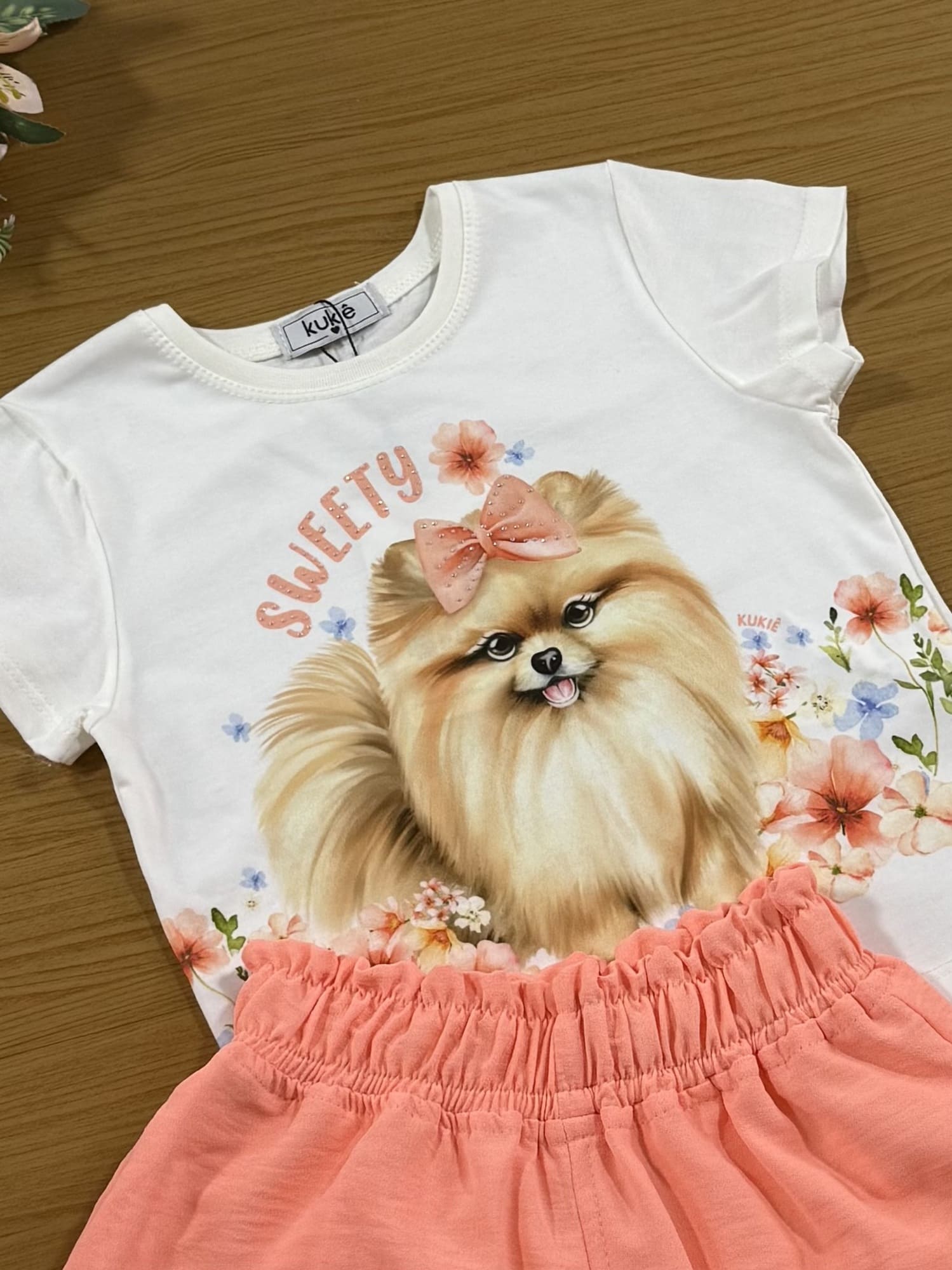 Conjunto Infantil Kukiê com Short Salmão e Blusa Branca Cachorrinho