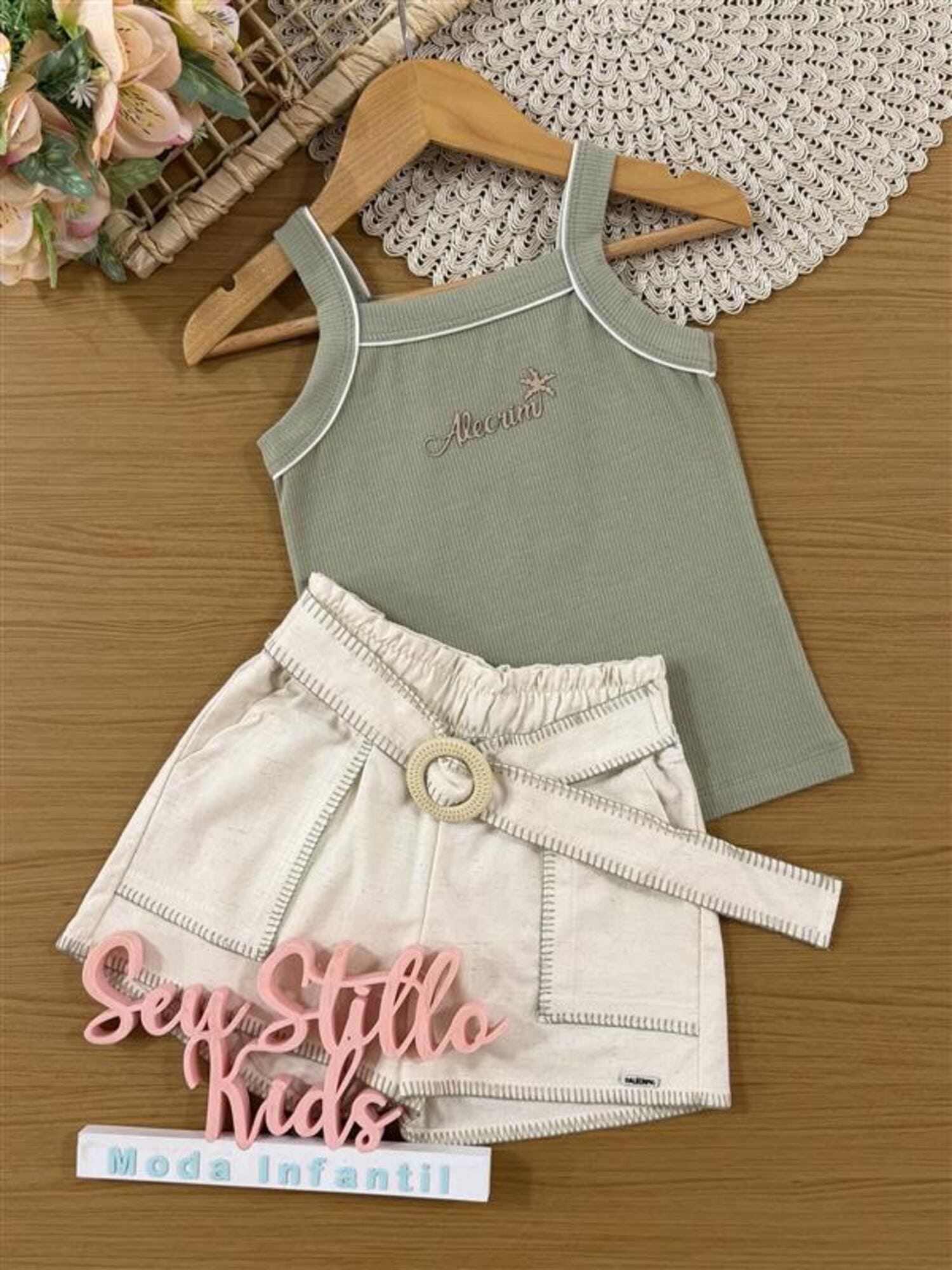 Conjunto Infantil Kukiê Verão com Shorts Off White e Regata Verde Alecrim