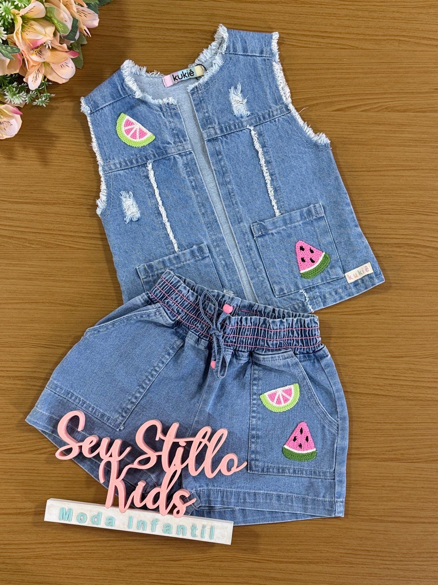 Conjunto Infantil Kukie Verão Shorts e Colete Jeans Melancia