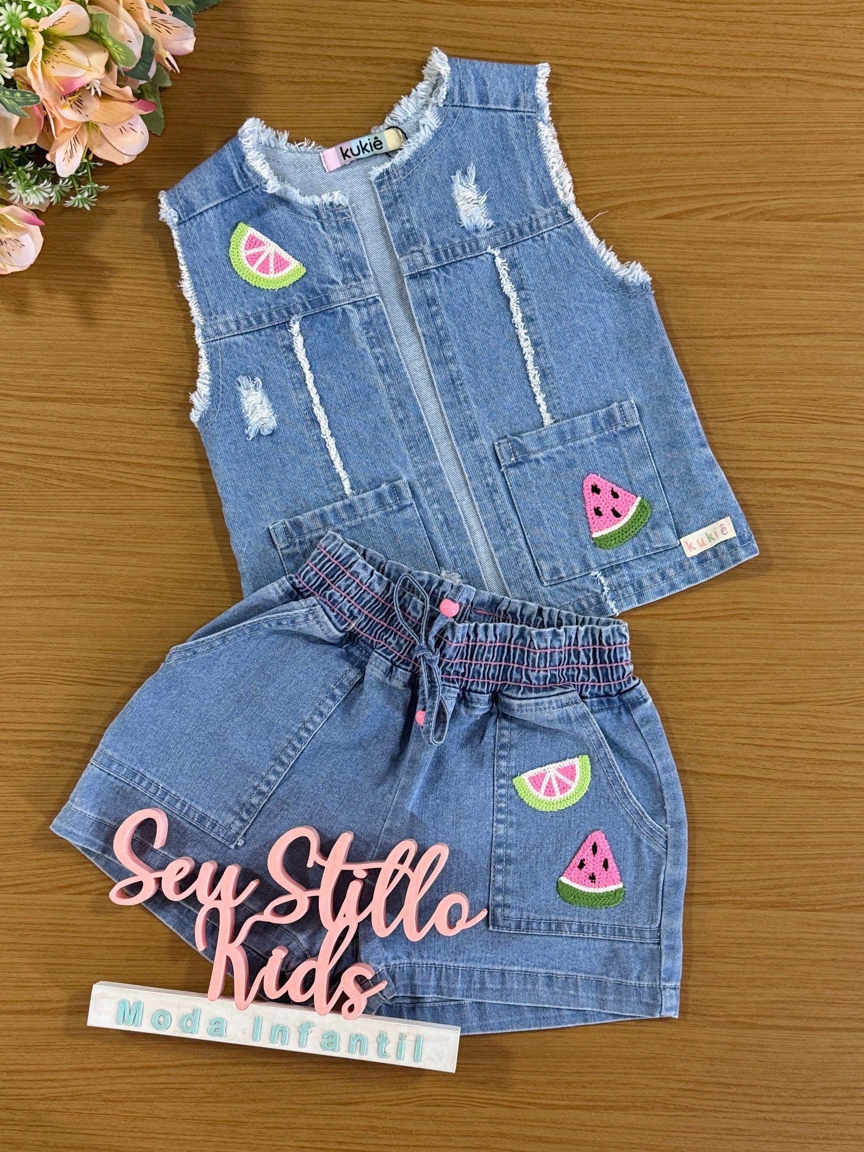Conjunto Infantil Kukie Verão Shorts e Colete Jeans Melancia