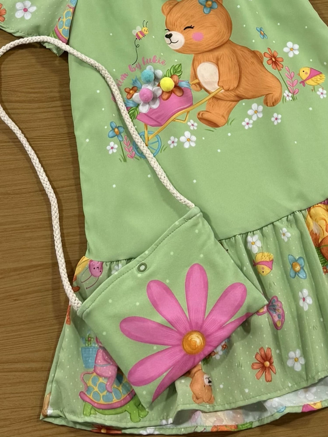 Vestido Infantil Kukiê Alecrim Manga Curta Verde Ursinha Floral com Bolsinha