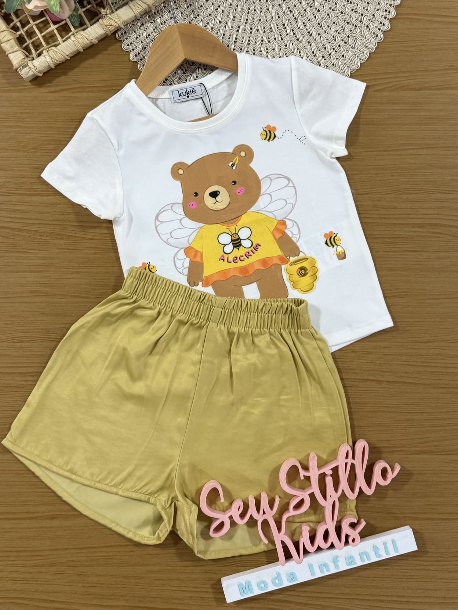 Conjunto Infantil Kukiê com Shorts Amarelo e Blusa Manga Curta Ursinho Abelhinha
