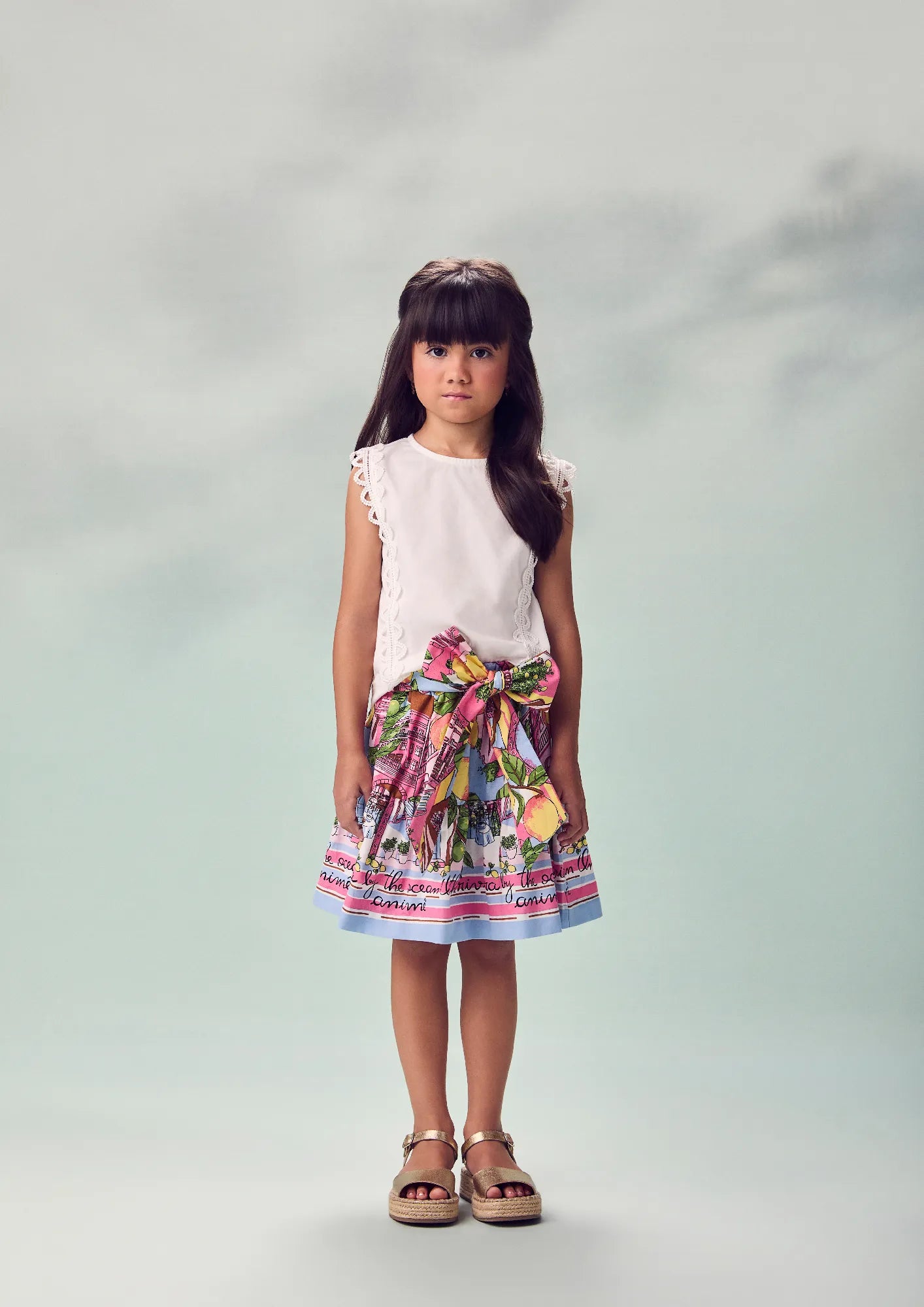 Conjunto Infantil Menina Animê com Saia Estampada e Blusa Off White Bordada