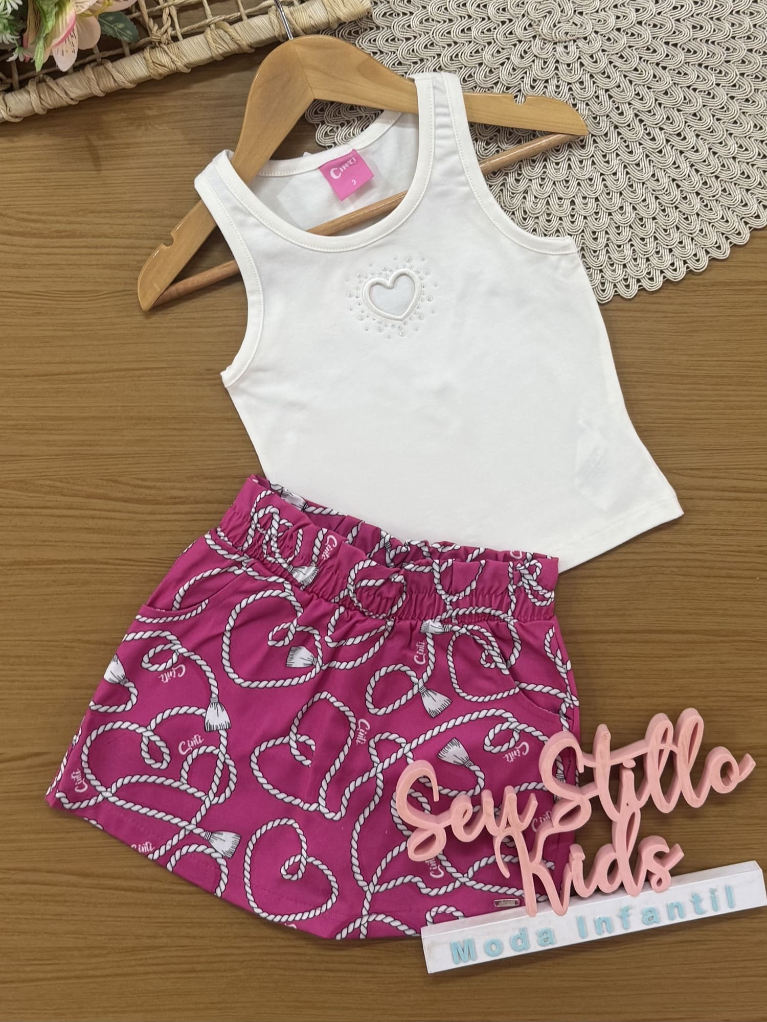 Conjunto Infantil Cinti Verão com Shorts Saia Rosa e Regata Branca Coração com Strass