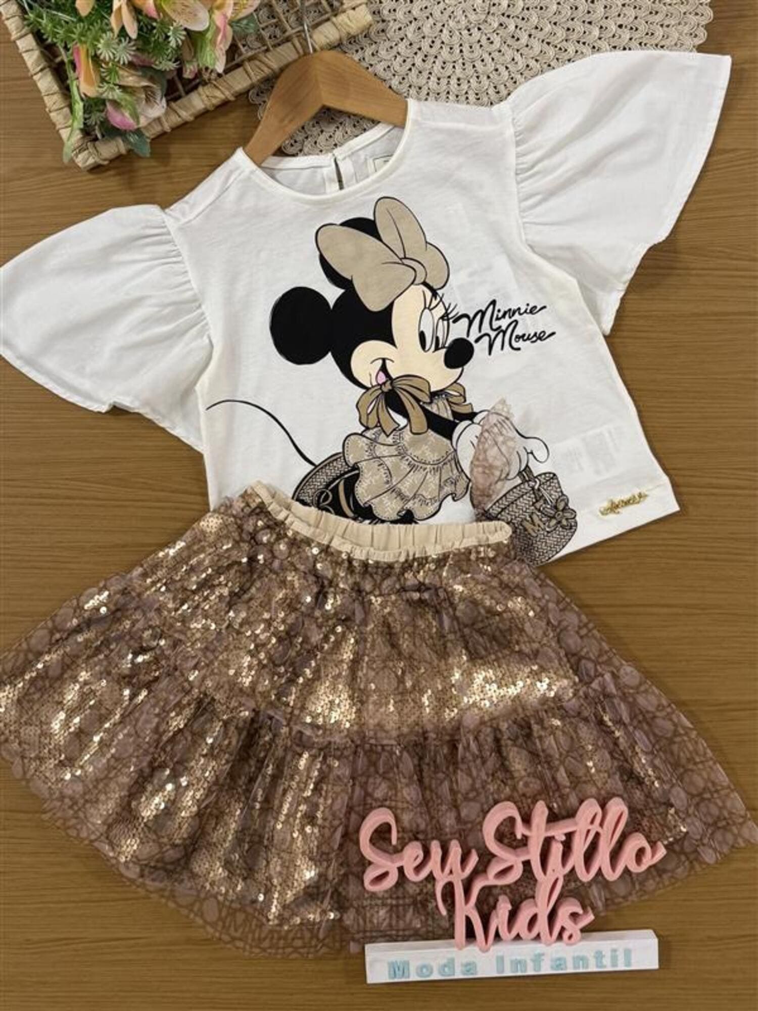 Conjunto Infantil Animê Verão com Saia Dourada em Tule e Blusa Branca Minnie com Laçinho Disney