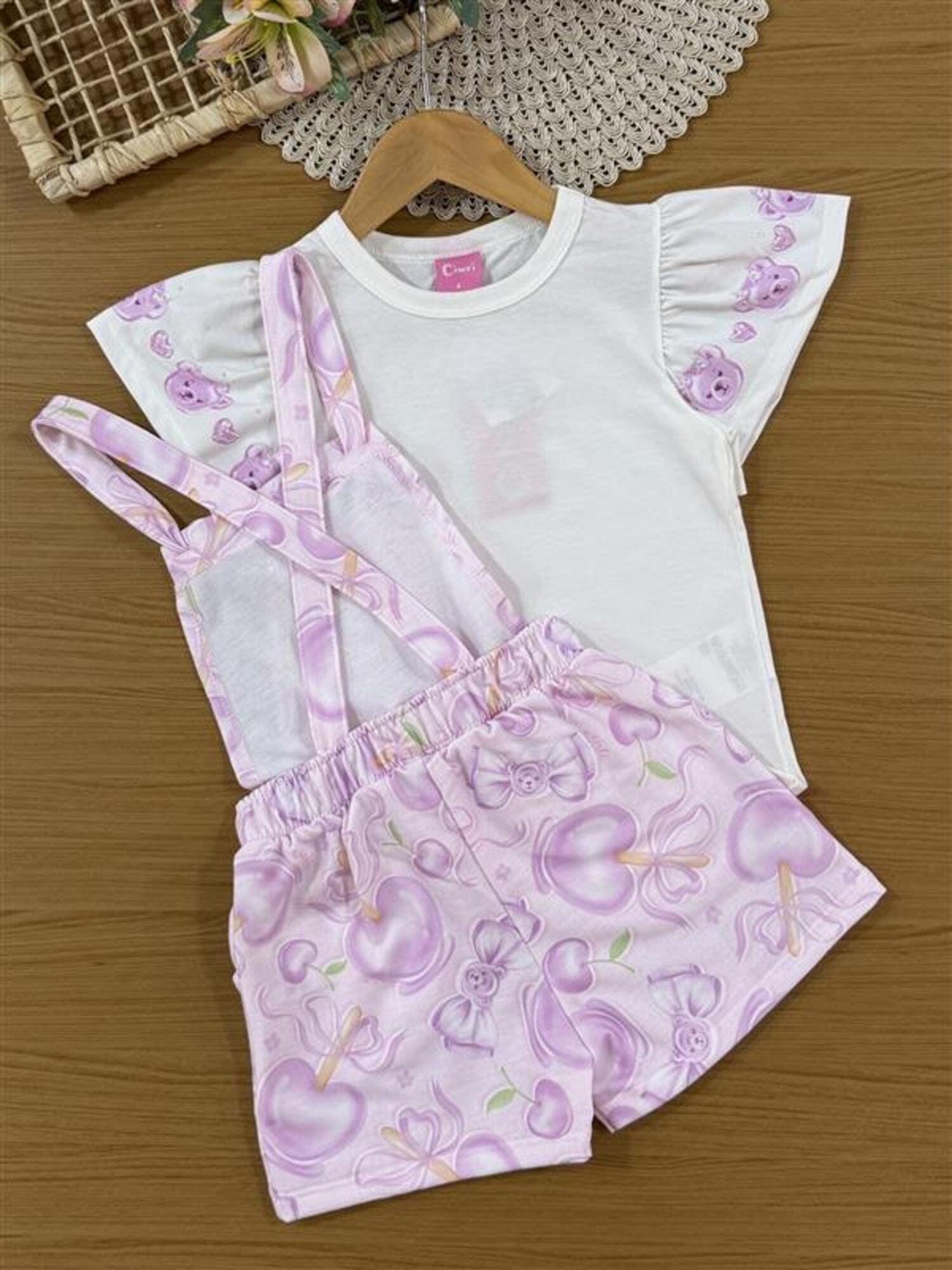 Jardineira Infantil Cinti Verão Lilás Docinhos com Blusa Branca