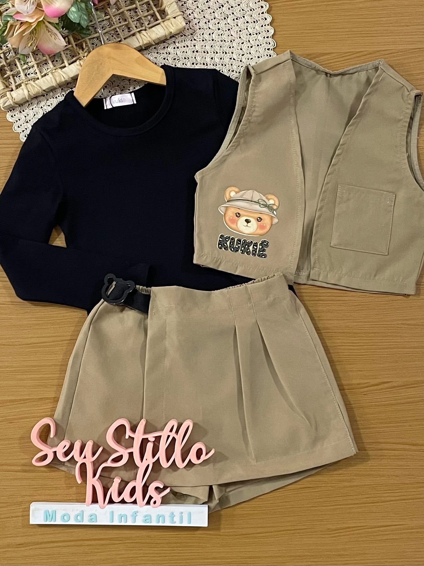 Conjunto Infantil Kukiê Inverno com Shorts Saia, Colete Bege e Ursinha e Blusa Manga Longa