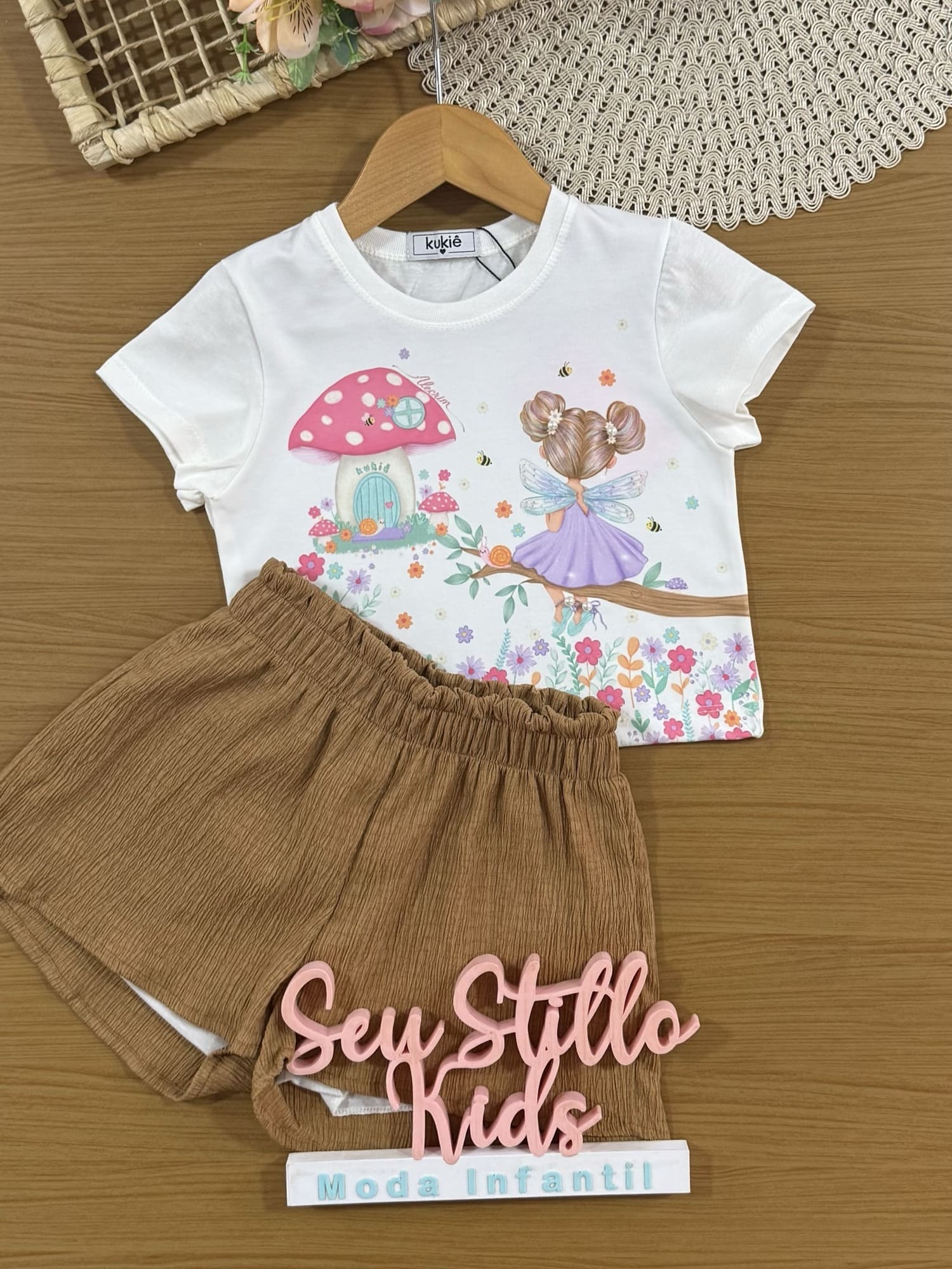 Conjunto Infantil Kukiê com Shorts Marrom e Blusa Manga Curta Fadinha