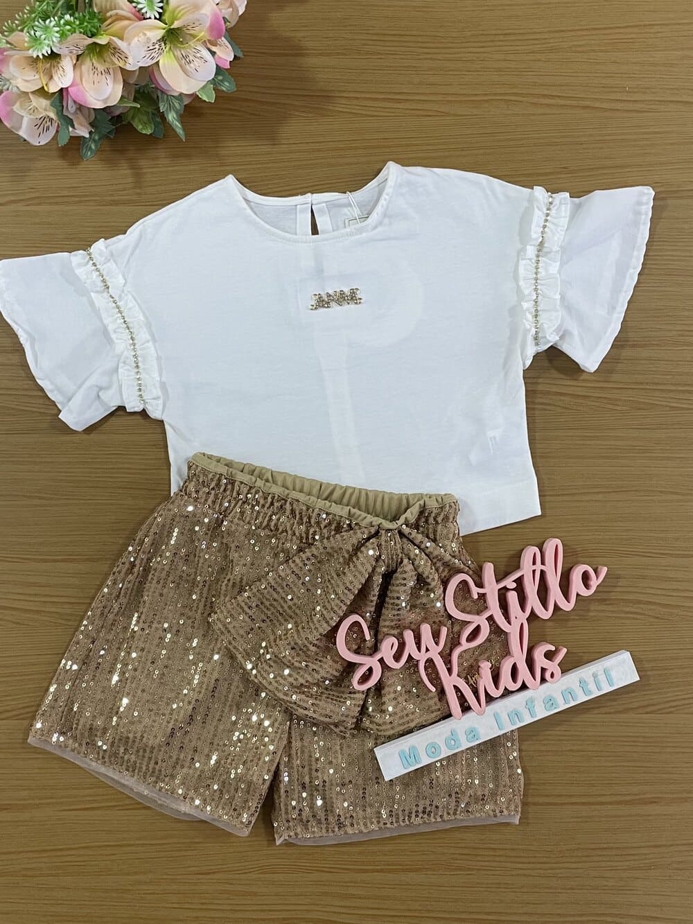 Conjunto Infantil Animê Verão Blusa Off White e Shorts Marrom Paetê Laço