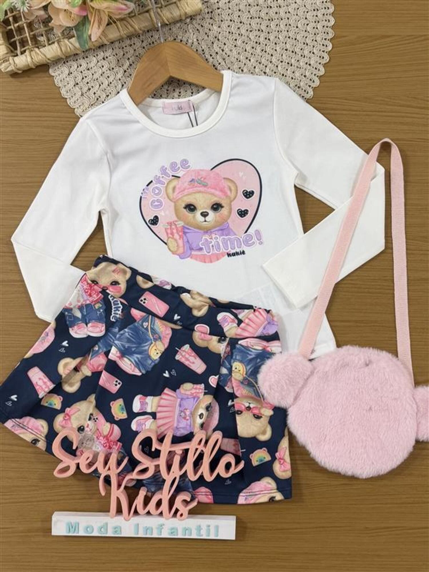 Conjunto Infantil Kukiê Inverno com Shorts Saia Azul Marinho, Blusa Manga Longa e Bolsinha