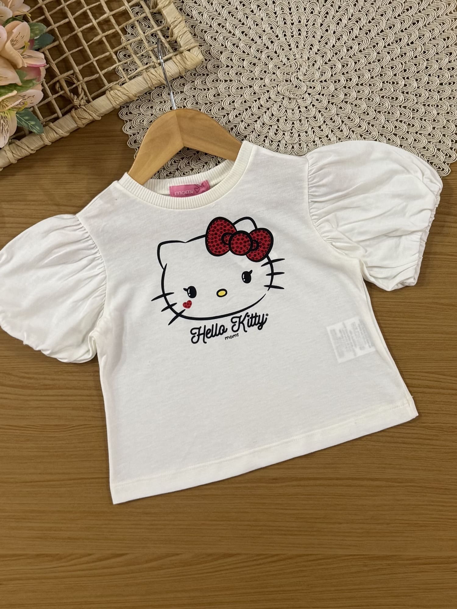 Conjunto Infantil Momi Verão com Shorts Saia Vermelho e Blusa Branca Hello Kitty com Strass