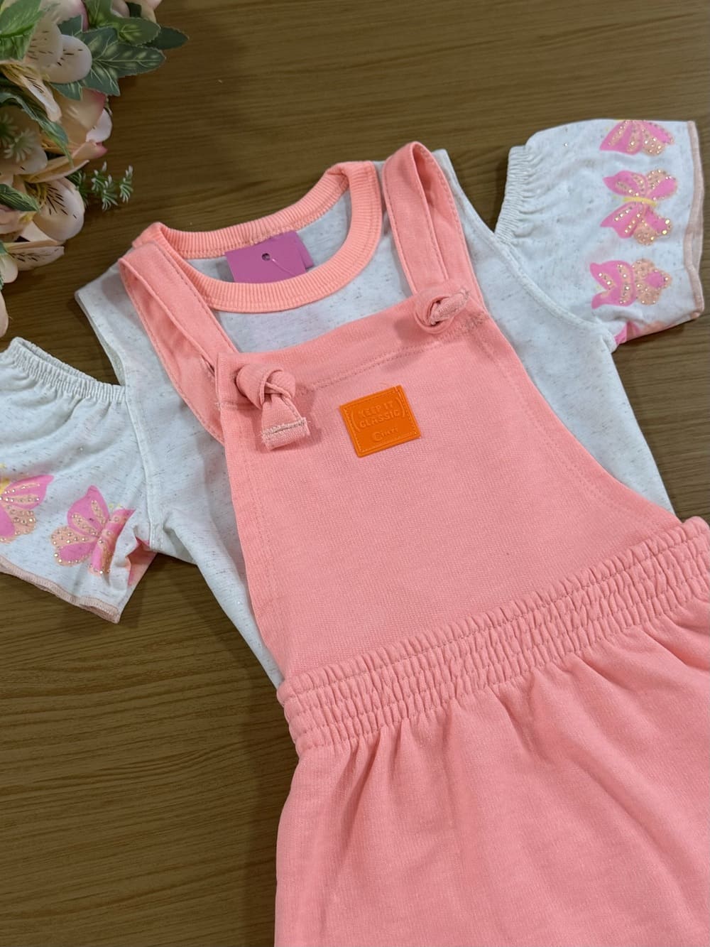 Salopete Infantil Cinti Verão Laranja Com Blusa Off White Borboletas