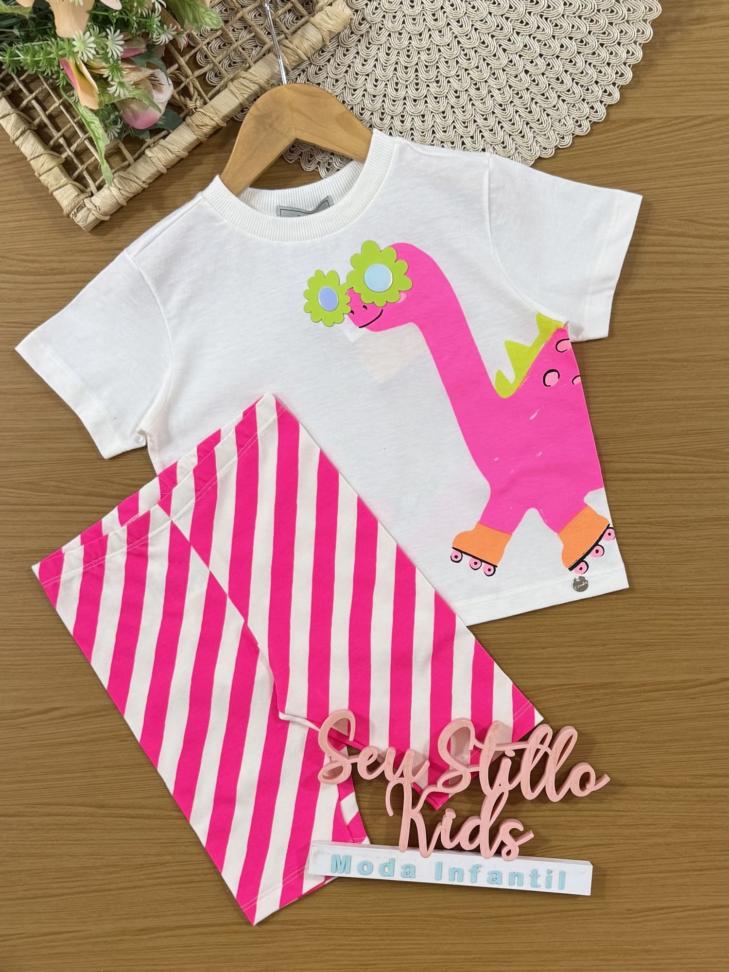 Conjunto Infantil Bimbi Verão com Shorts Ciclista Rosa Listrado e Blusa Branca Dino