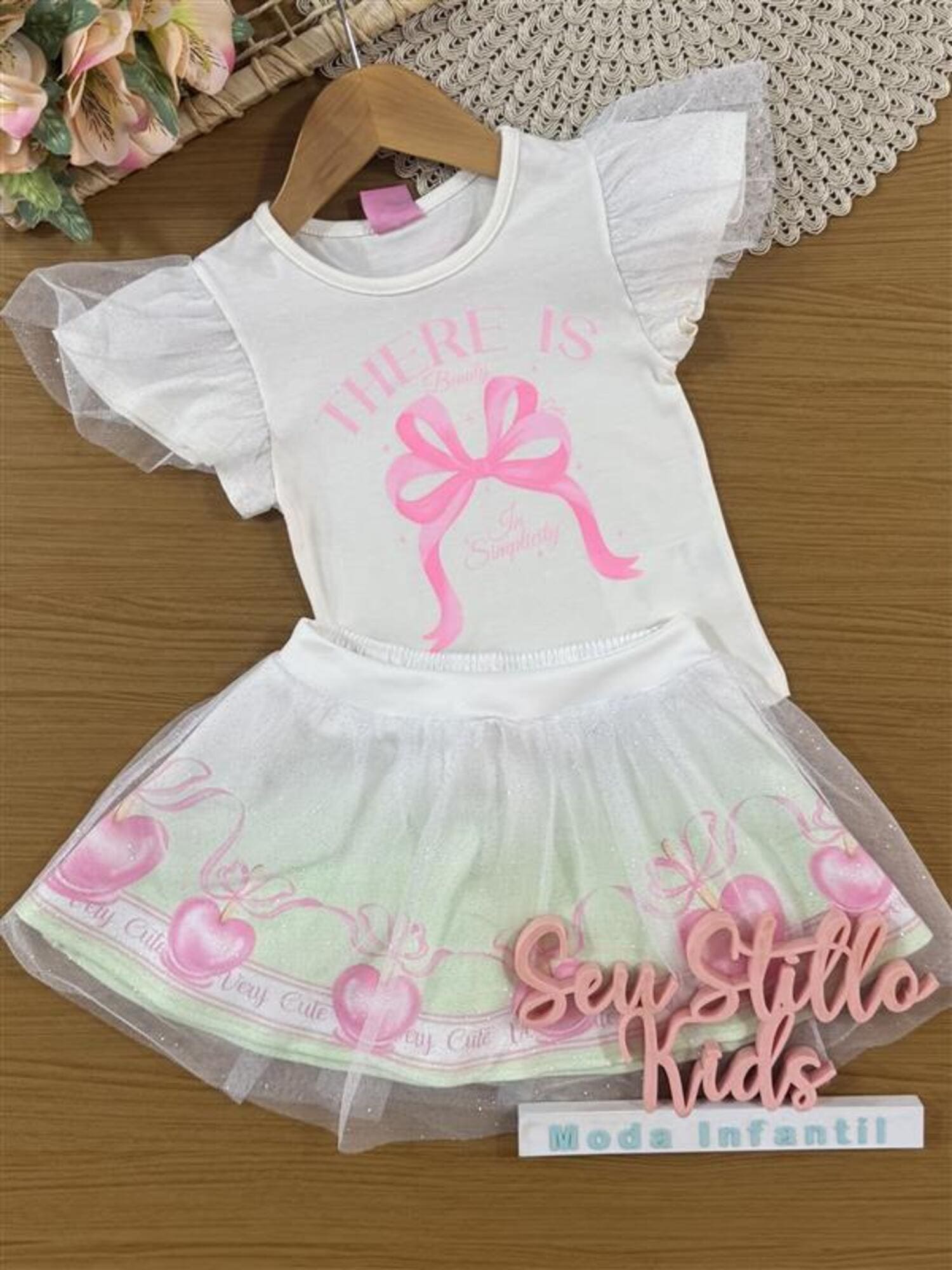 Conjunto Infantil Cinti Verão com Saia em Tule Verde e Blusa Branca Lacinho