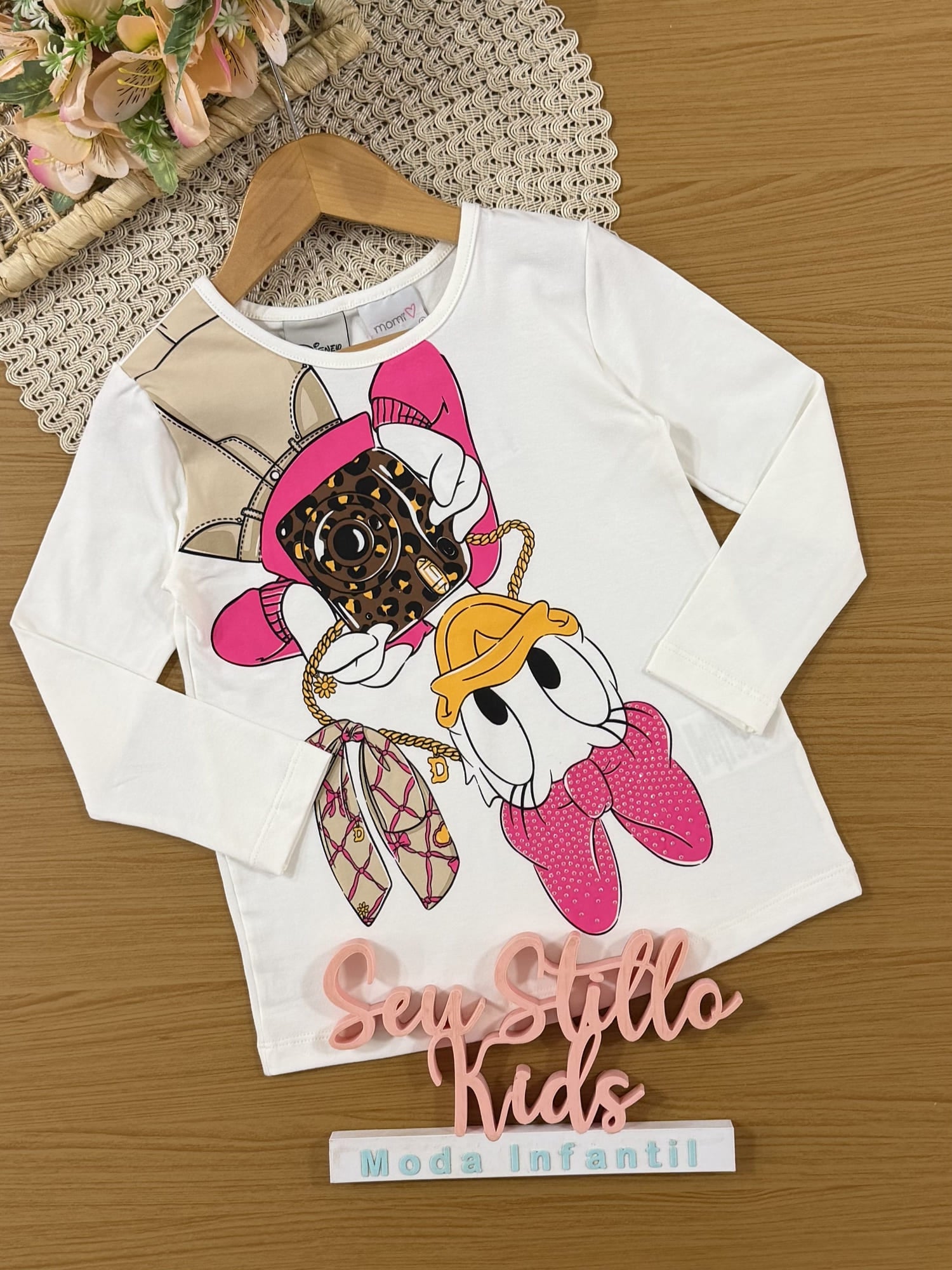 Conjunto Infantil Momi Inverno com Calça Bege e Blusa Branca Daisy Fotógrafa Disney