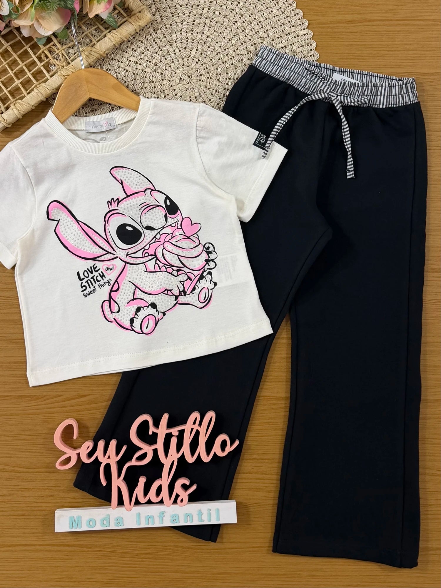 Conjunto Infantil Momi Inverno com Calça Preta e Blusa Manga Curta Love Stitch Disney