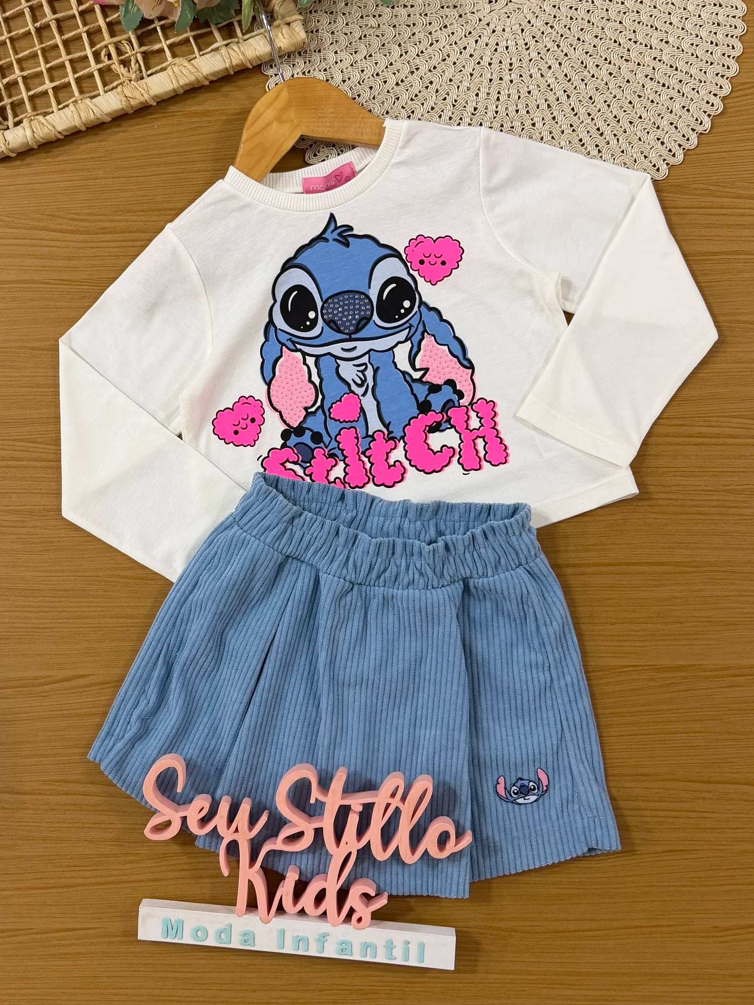 Conjunto Infantil Momi Inverno com Shorts Saia Azul e Blusa Manga Longa Stitch Corações Disney
