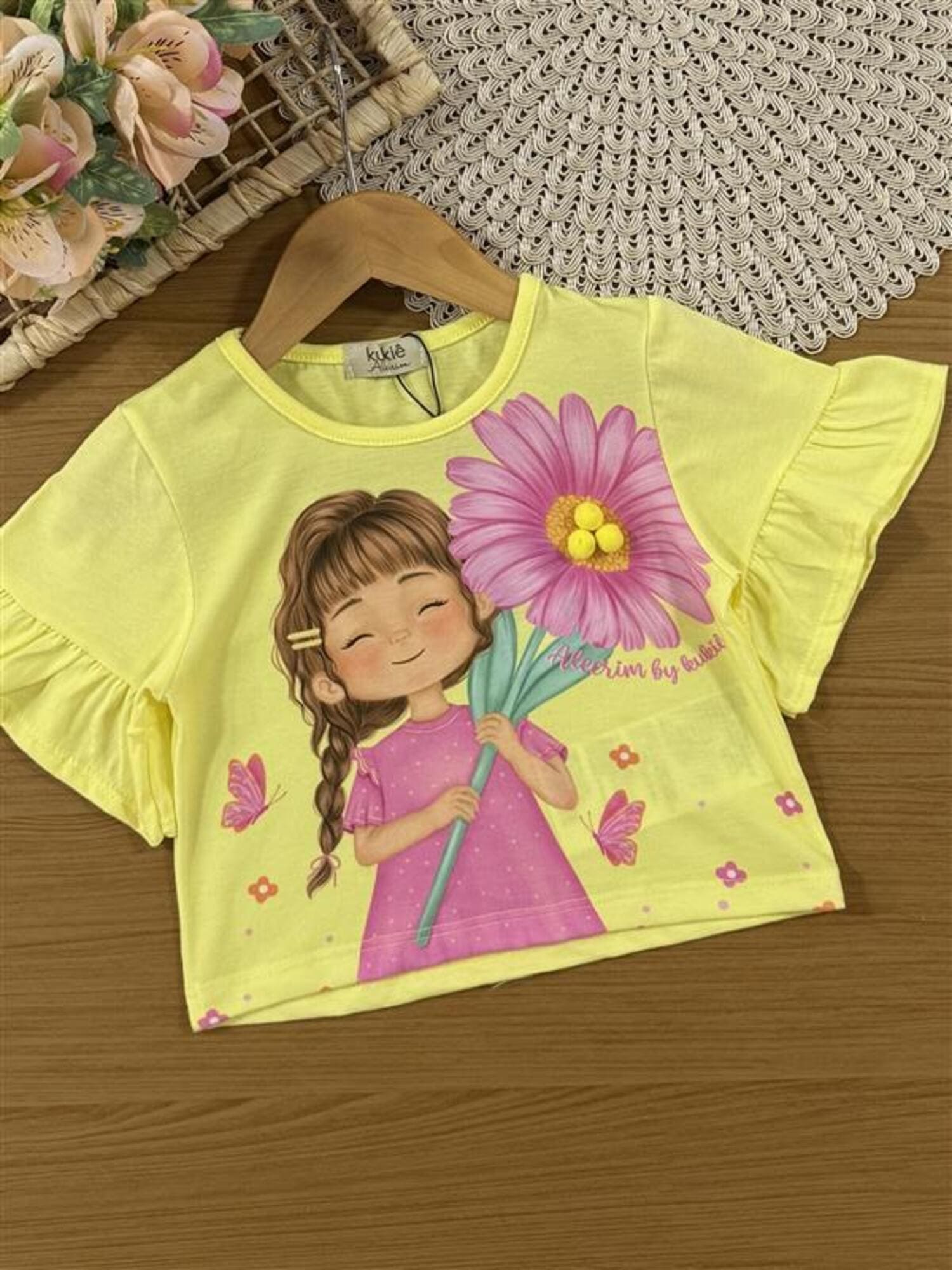 Conjunto Infantil Kukiê Verão com Shorts Off White e Blusa Amarela Menina Floral