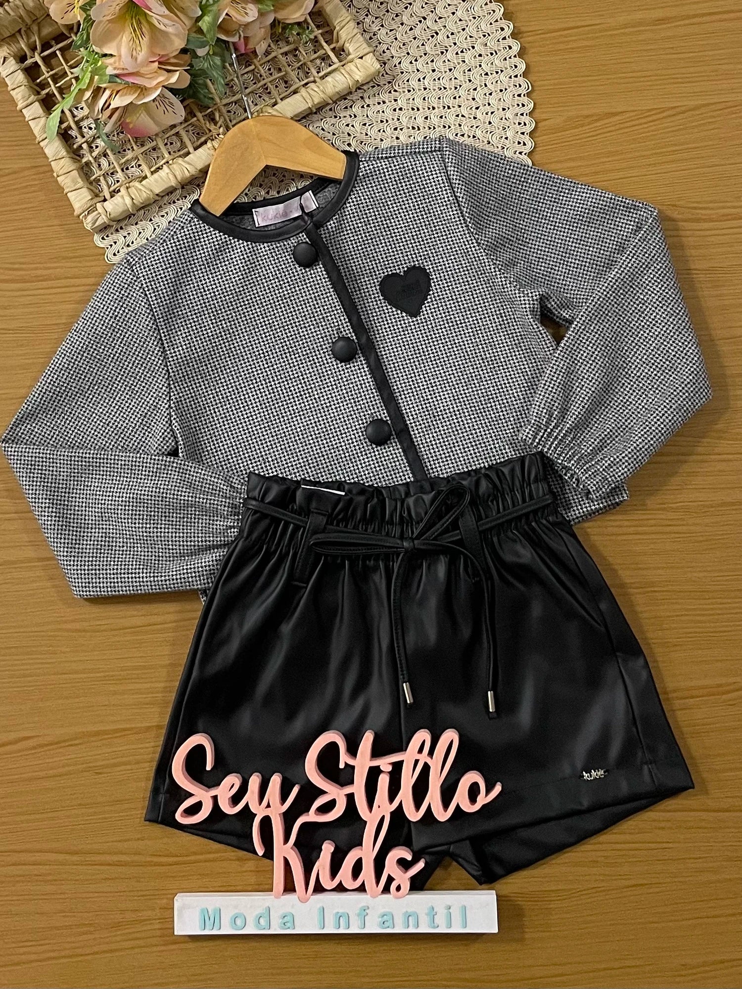 Conjunto Infantil Kukiê Inverno com Shorts Preto e Jaqueta Pied de Poule