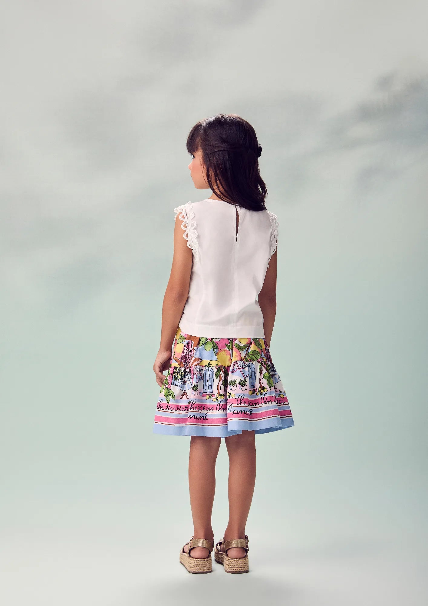 Conjunto Infantil Menina Animê com Saia Estampada e Blusa Off White Bordada