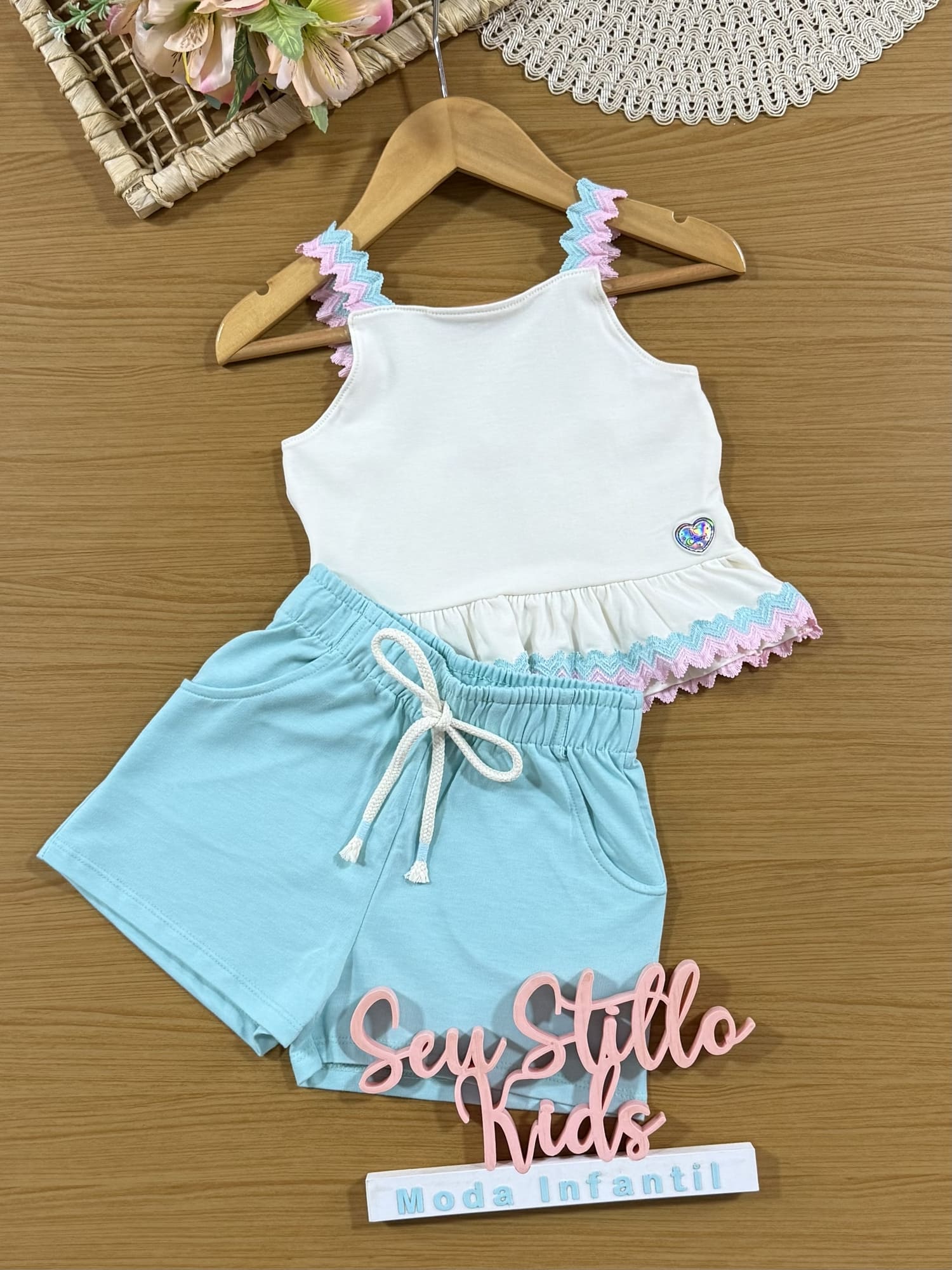 Conjunto Infantil Cinti Verão com Shorts Azul e Cropped Branco