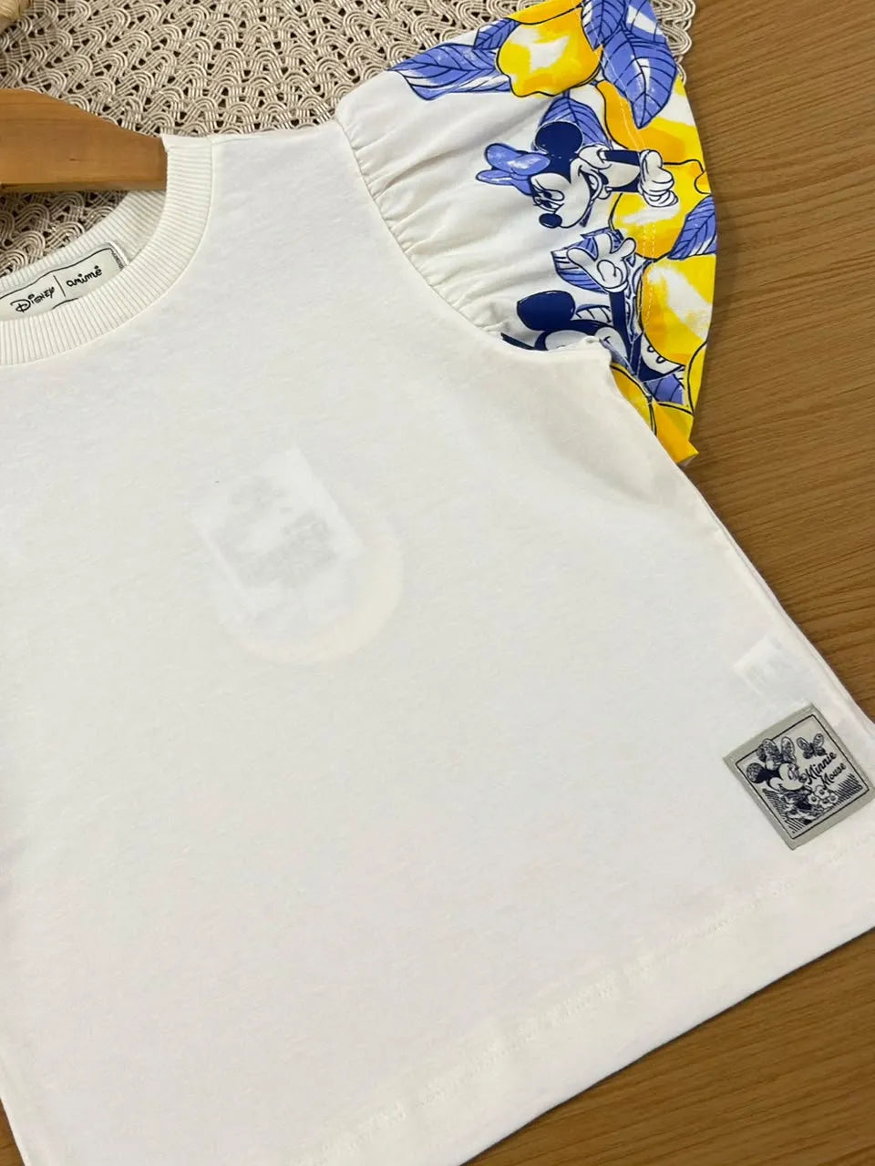 Conjunto Infantil Menina Animê com Shorts Azul e Blusa Bege Minnie Limãozinho Disney