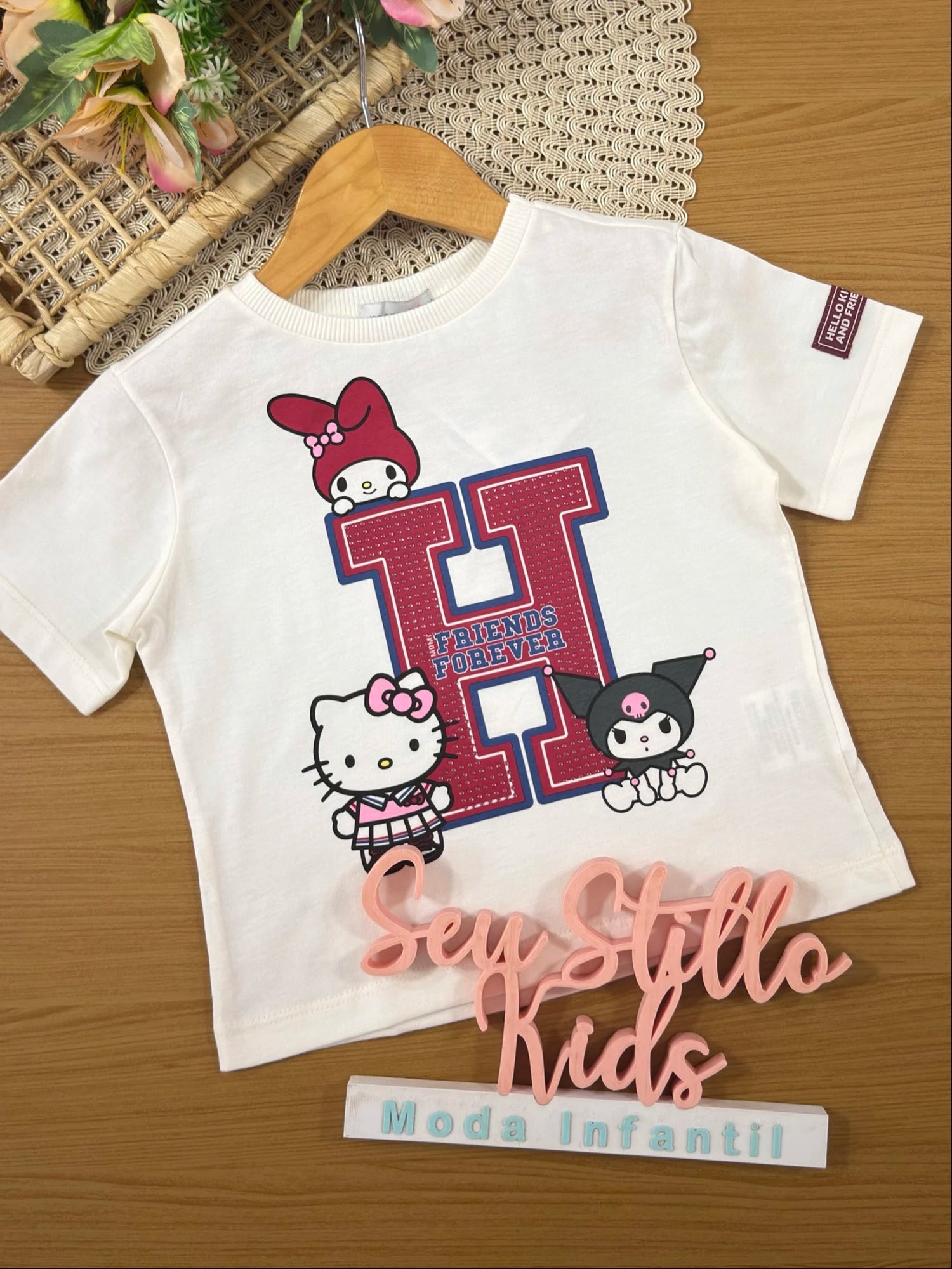 Blusa Infantil Momi Inverno Manga Curta Branca  Hello Kitty Friends Forever