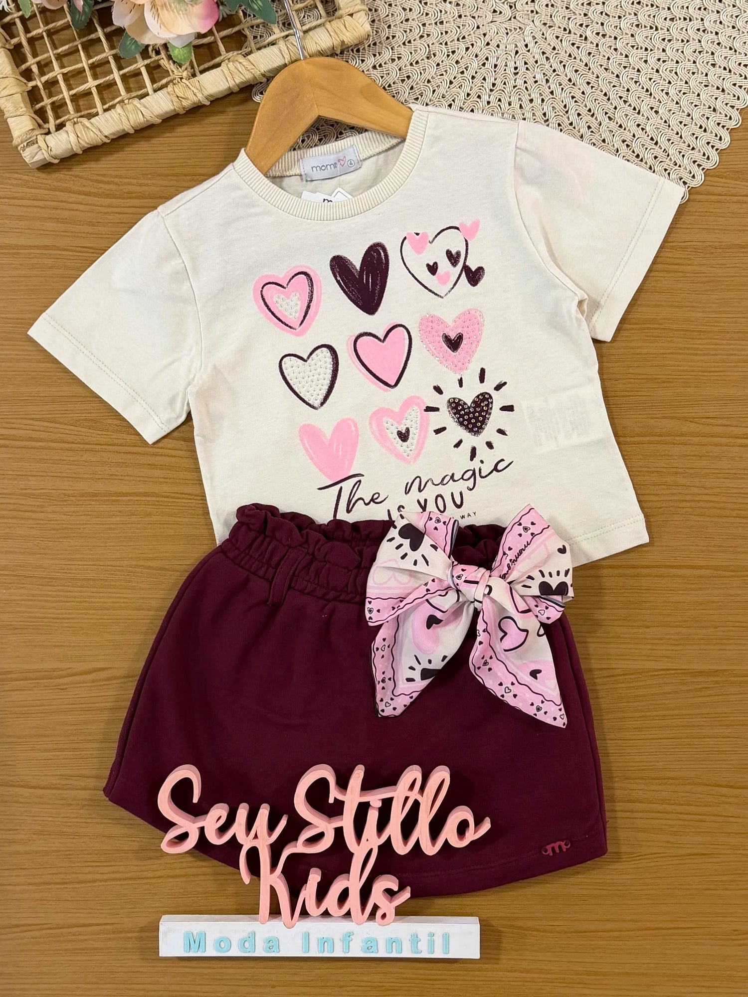 Conjunto Infantil Momi Inverno, Shorts Saia Vinho com Lacinho e Blusa Manga Curta Coraçãoes