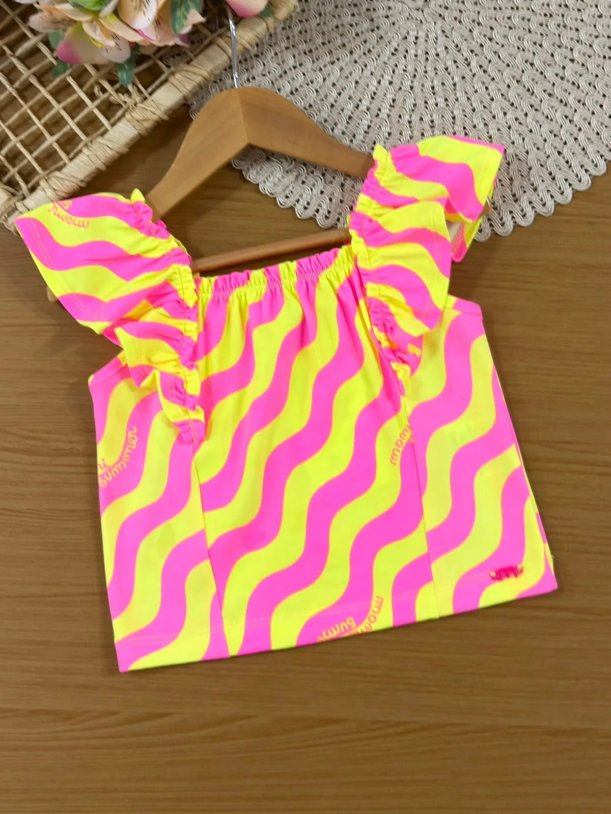 Conjunto Infantil Menina Momi Com Shorts Neon e Blusa Neon Cores